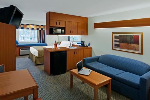 Microtel Inn & Suites by Wyndham Kingsland - Kingsland - Bedroom