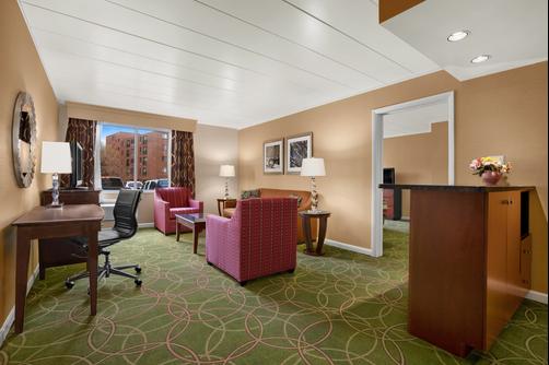 Days Inn Penn State - State College - Bedroom