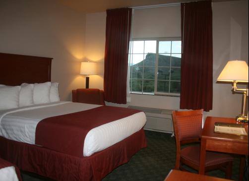 Allington Inn & Suites - Kremmling - Queen bedroom
