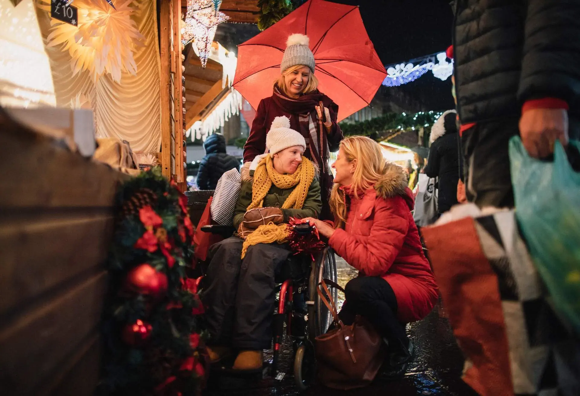 PEOPLE_WOMEN_GIRL_WHEELCHAIR_CHRISTMAS_MARKET