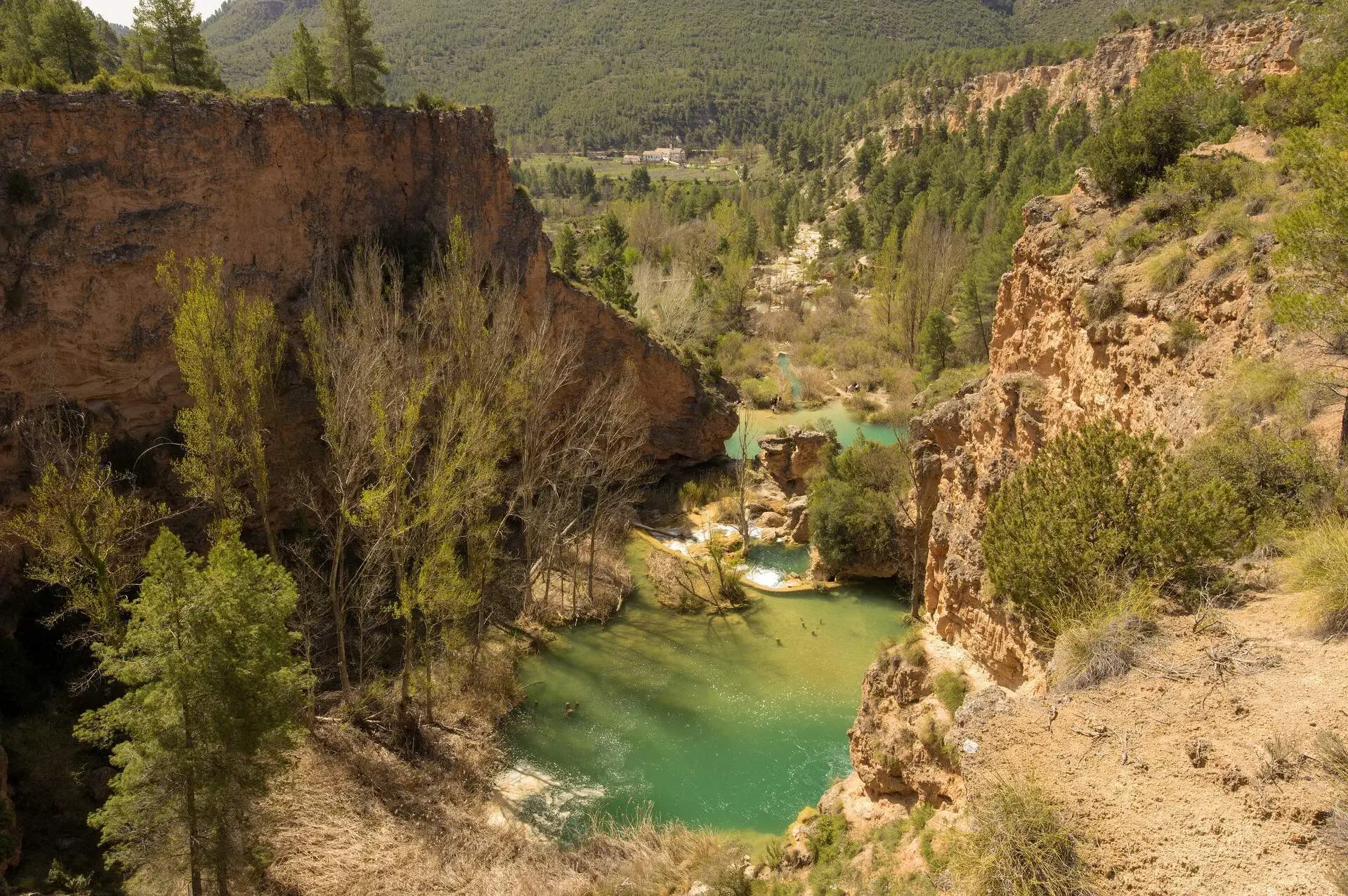 The Chorreras de Enguídanos, formed by the Cabriel River with natural pools, turquoise waters, impressive waterfalls and a river beach.
