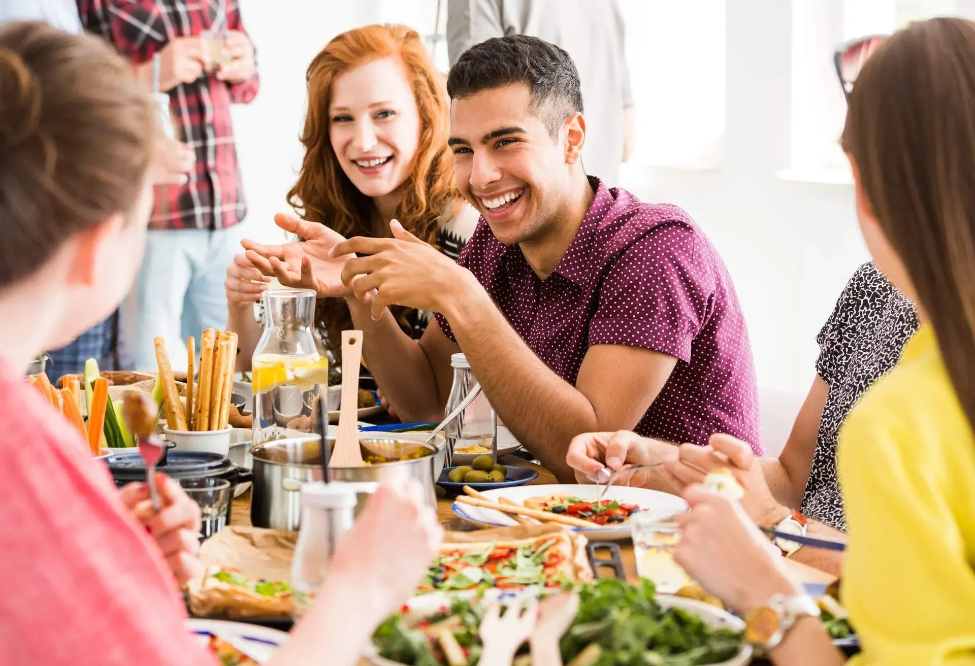 PEOPLE_FRIENDS_DINING_MEAL_FOOD_VEGETARIAN