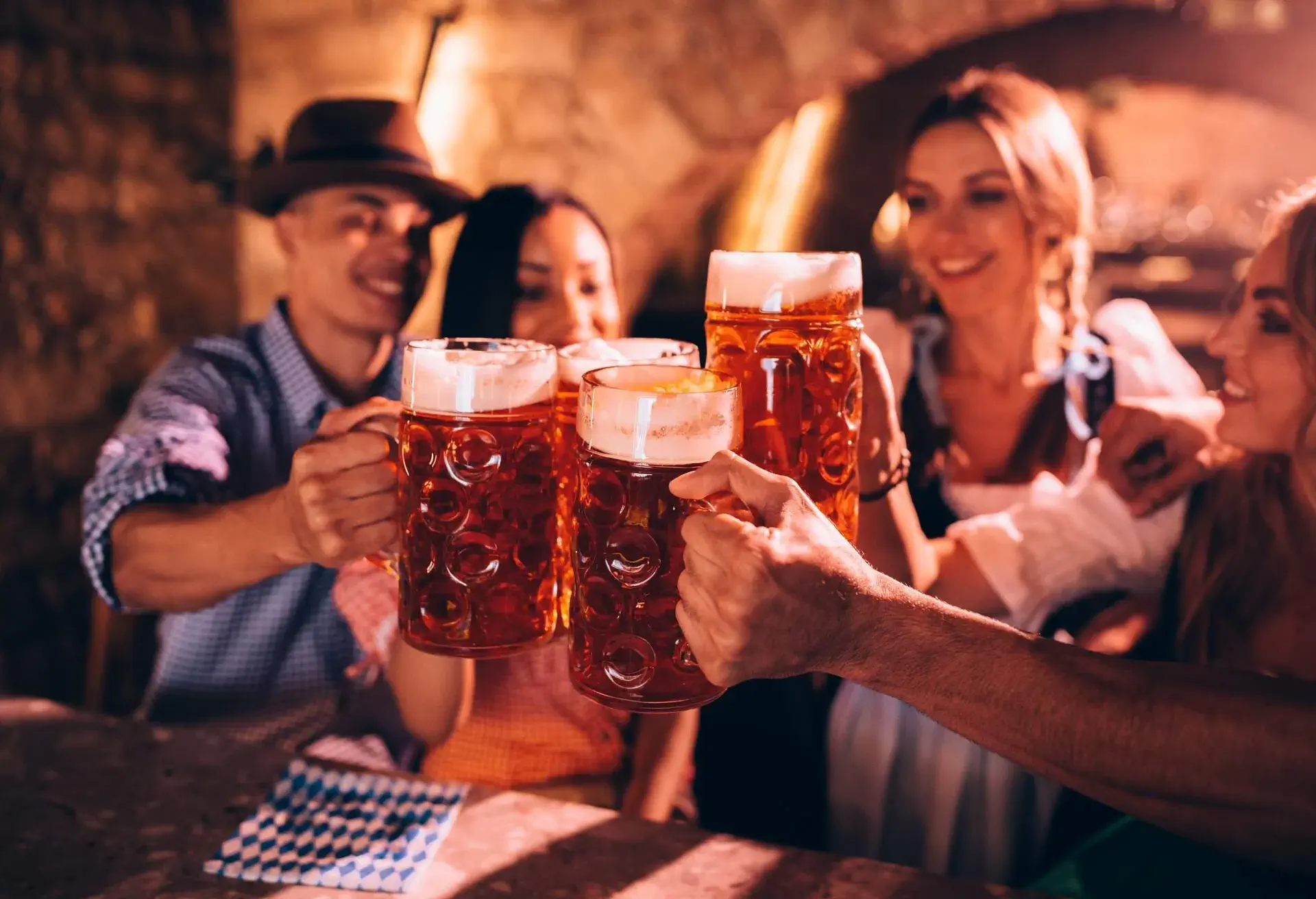 PEOPLE_GROUP_OF_FRIENDS_BEER-TOAST