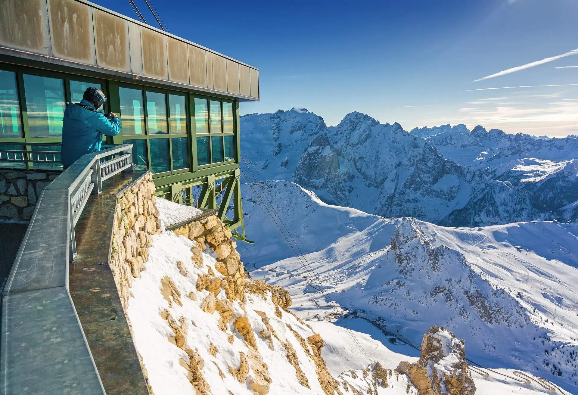 DEST_ITALY_Dolomites_Passo-Pordoi_Canazei_Trentino-Alto-Adige_THEME_SKIING