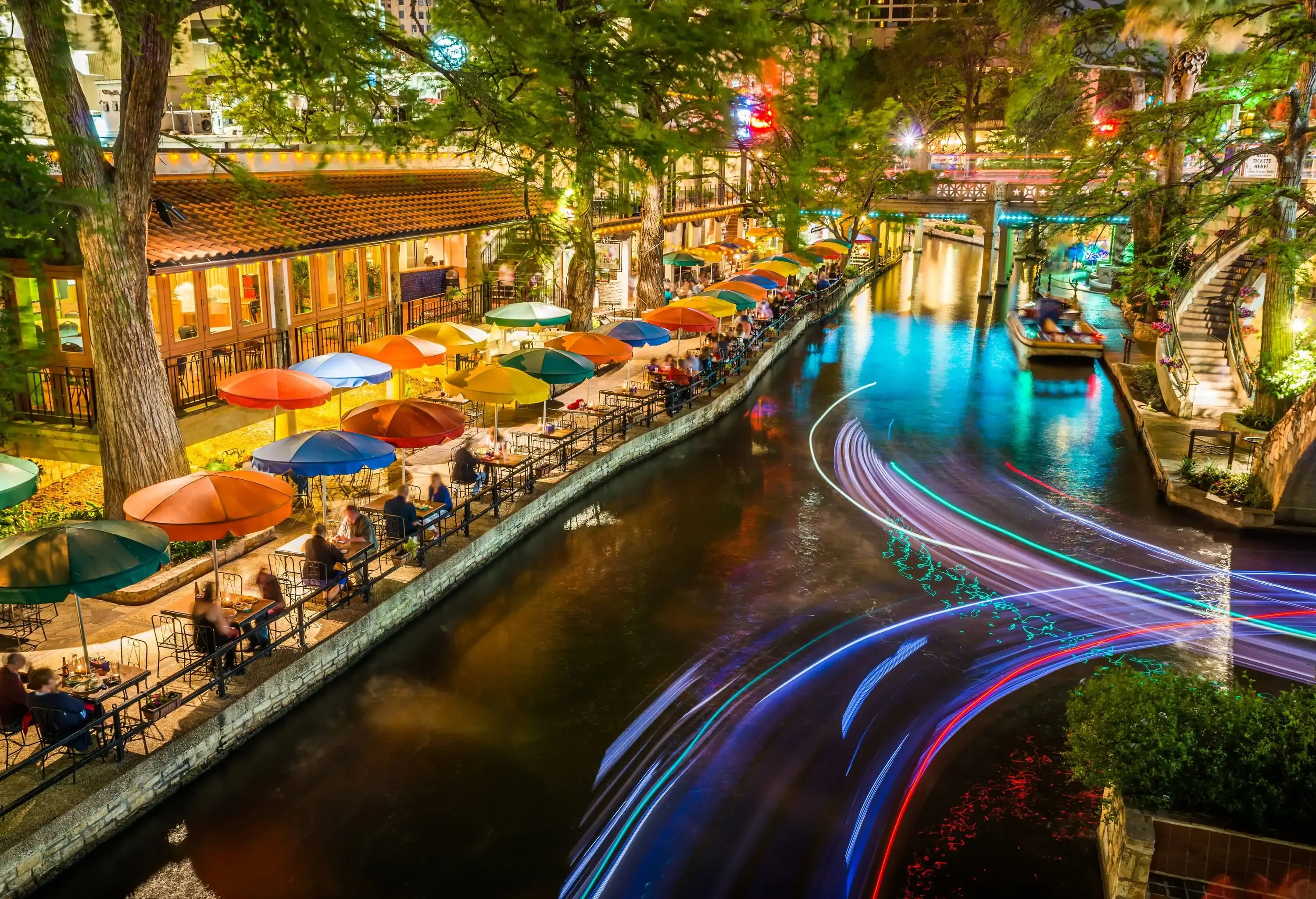 San Antonio Riverwalk, with mesmerising light streaks reflecting on the river, is complemented by inviting al fresco restaurants along its scenic banks.