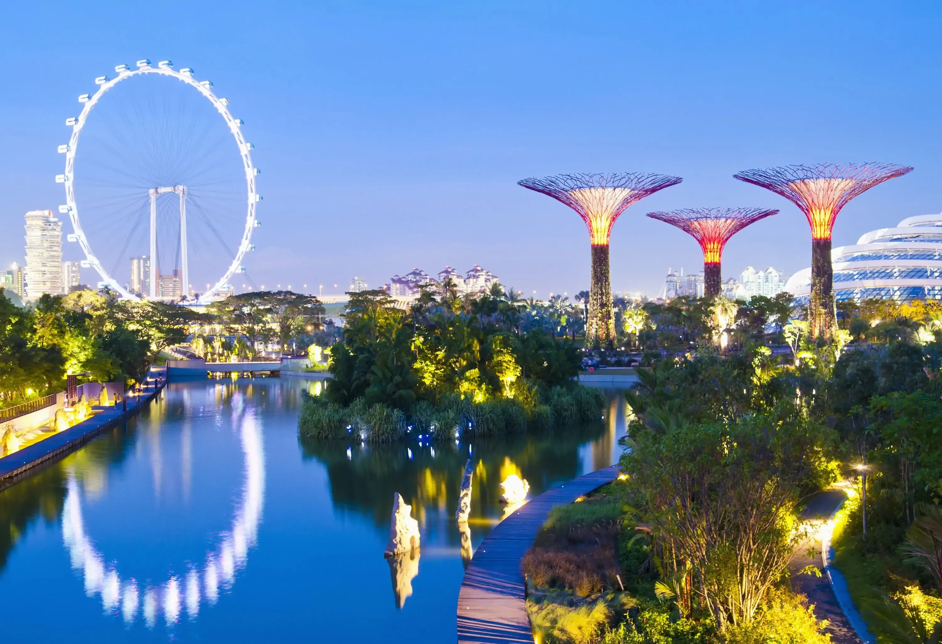 The Singapore Flyer and the Supertrees gracing the horizon over the Marina Reservoir. 