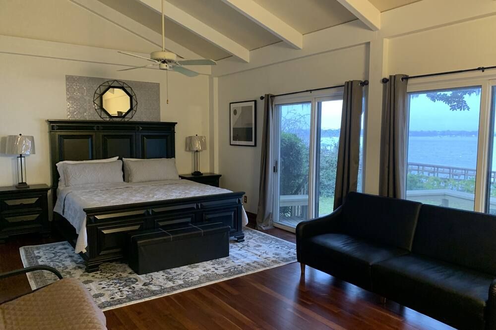 Waterfront! Private Dock! Cottage in the City!