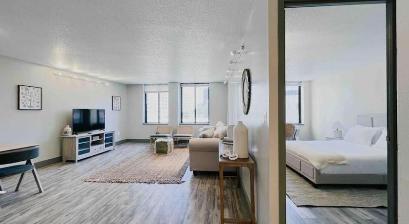 The Hartford Skyline - Stylish Downtown Condo with Wifi Gym and Parking