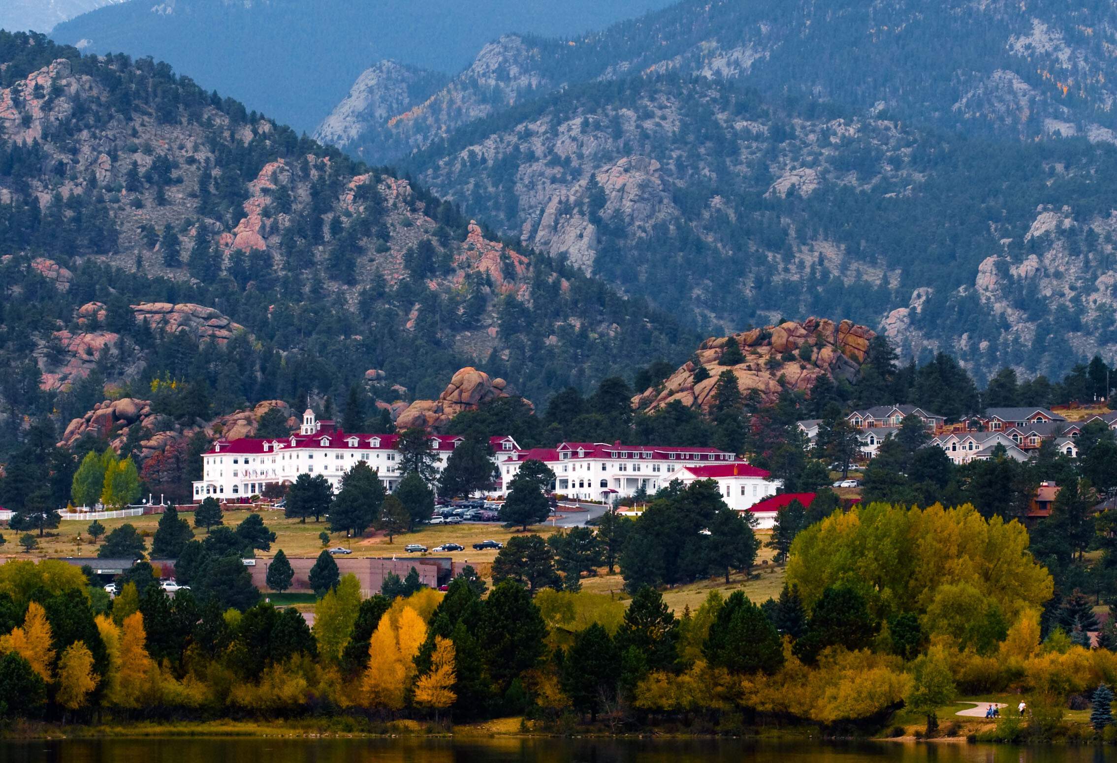 dest_usa_colorado_estes-park_stanley-hotel_gettyimages-176116051_universal_within-usage-period_100359