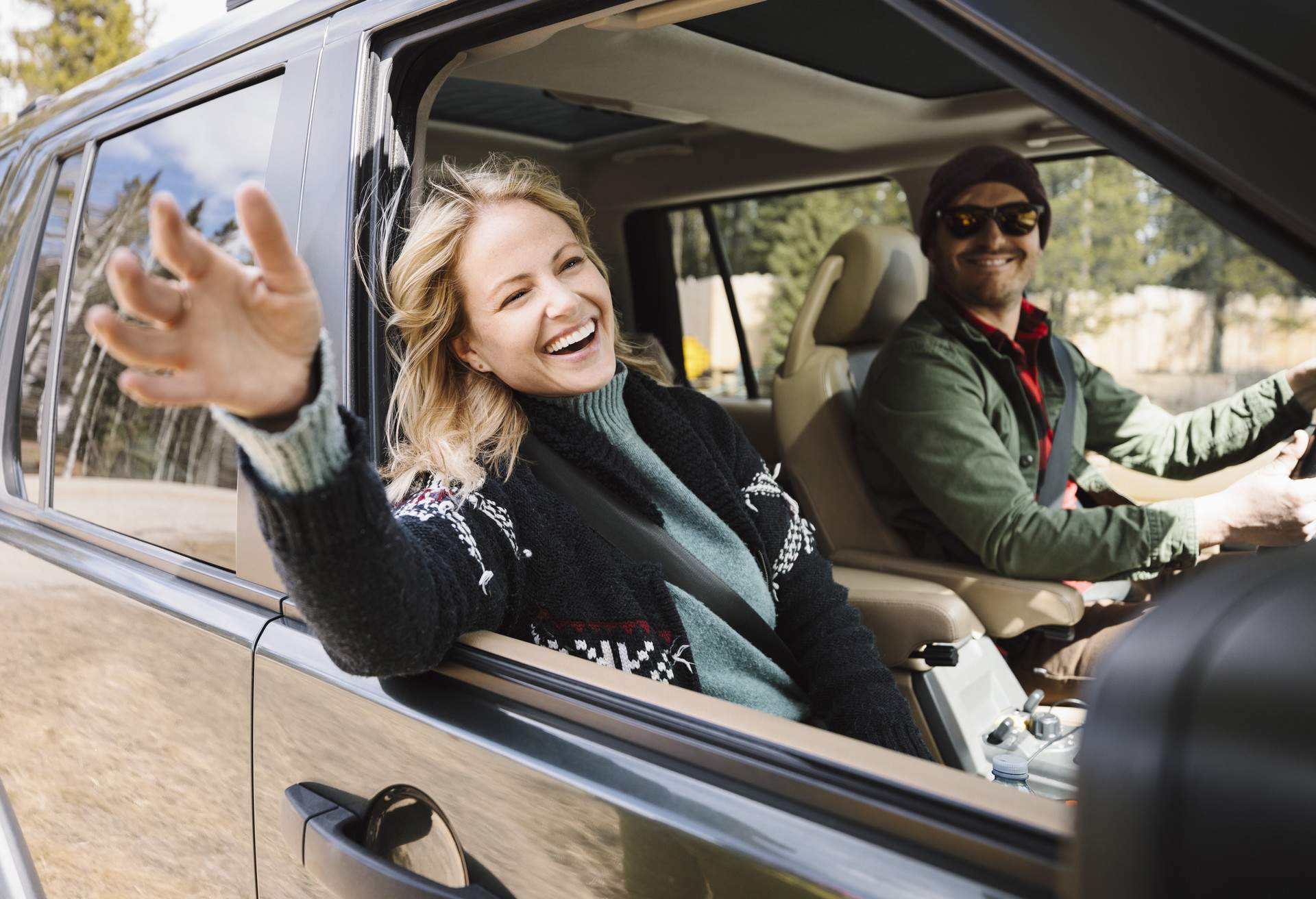 theme_car_couple_woman_happy_gettyimages-1149890083_universal_within-usage-period_59488-1