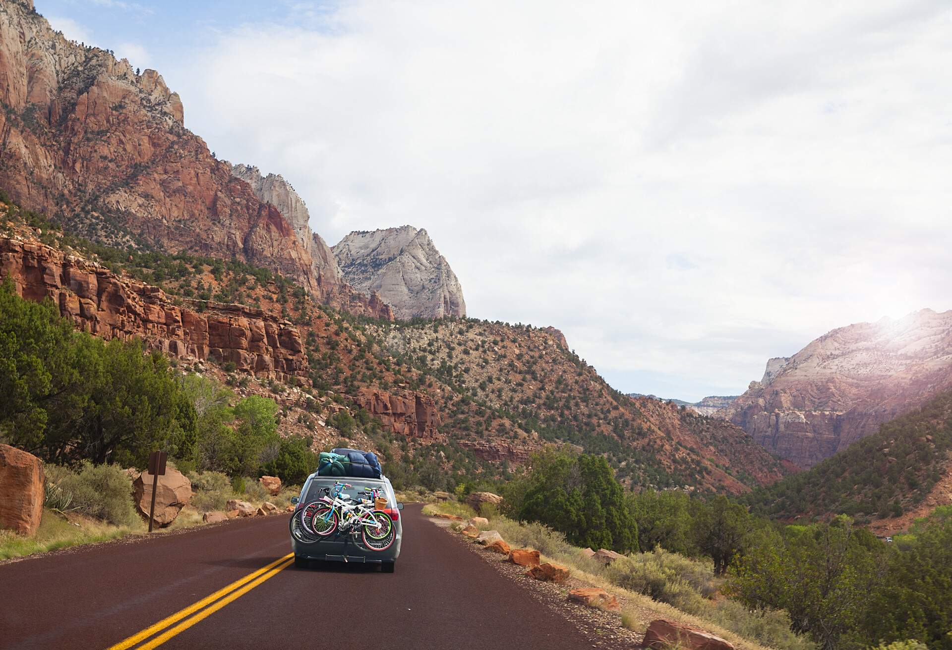 dest_usa_utah_theme_car_driving_mountains_roadtrip-gettyimages-586199646_universal_within-usage-period_77878