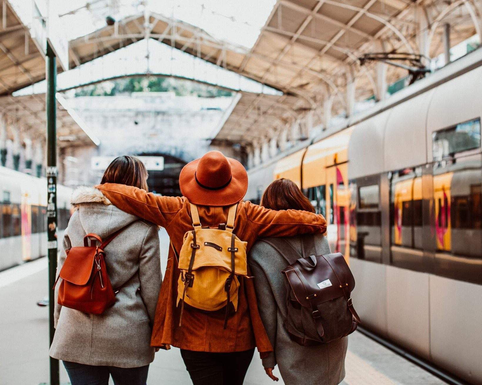 THEME_TRAIN-STATION_TRAIN_TRAVELERS_PEOPLE_FRIENDS