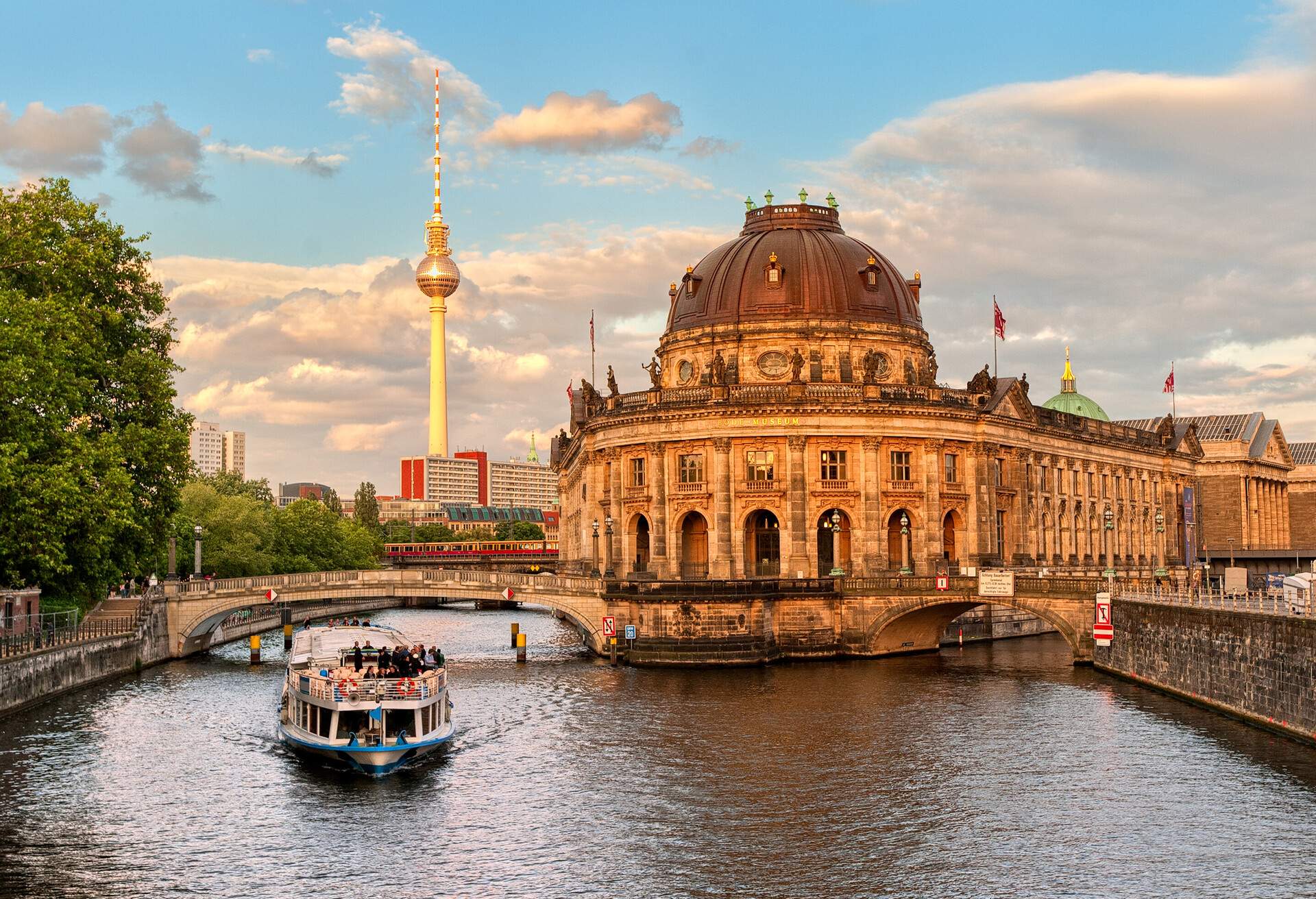 DEST_GERMANY_BERLIN_shutterstock-premier_107513486