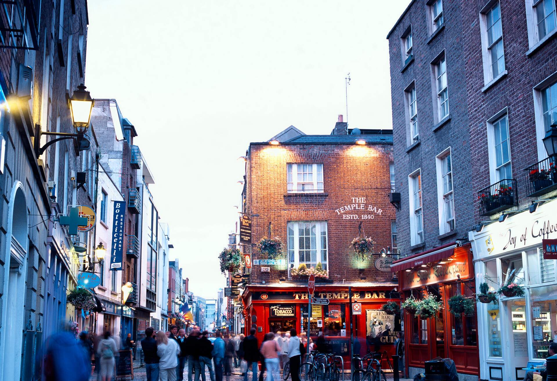 A crowded cobblestone lane lined with quaint shops and the famous Temple Bar.