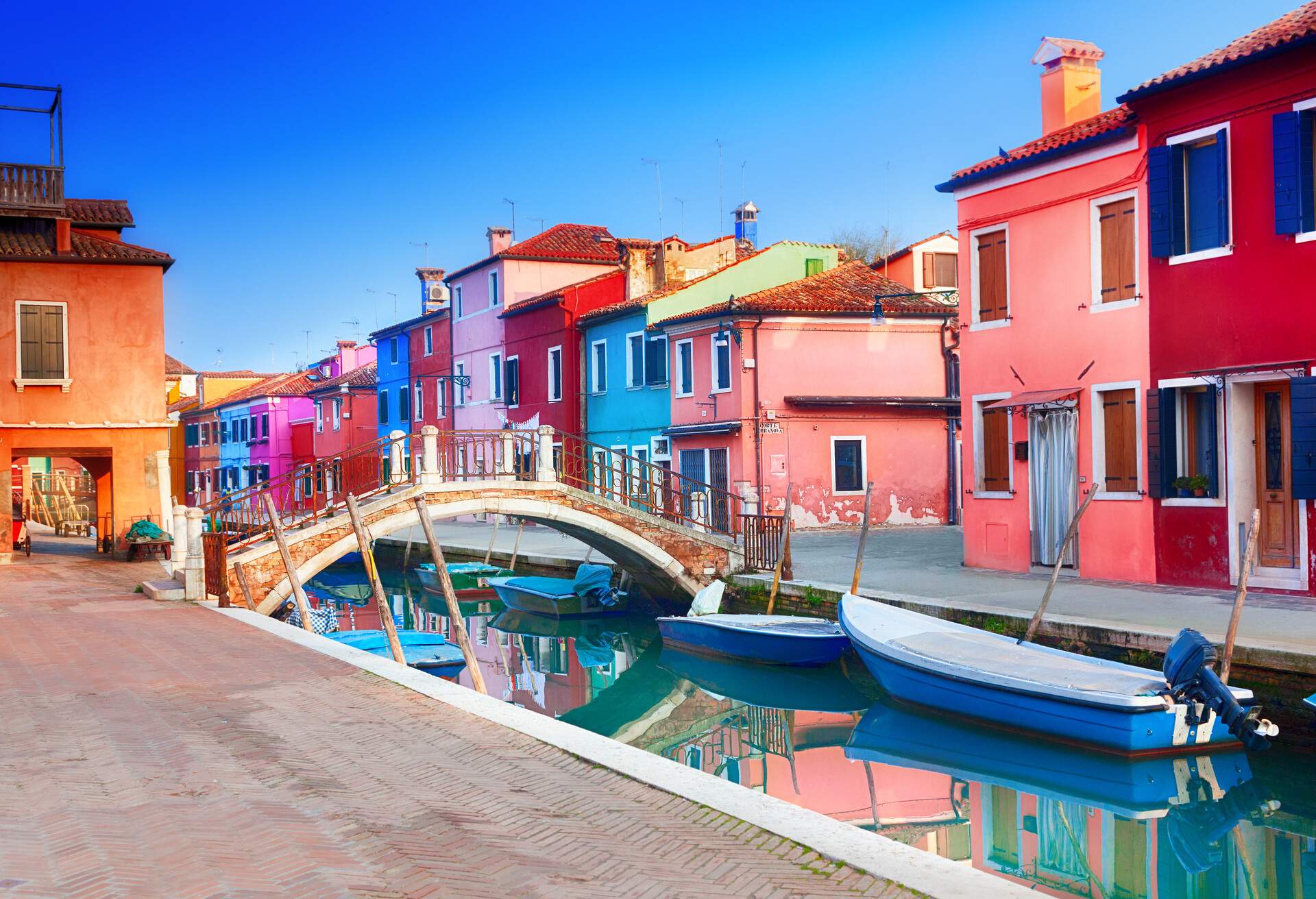 DEST_ITALY_VENICE_BURANO_shutterstock-premier_1119658325