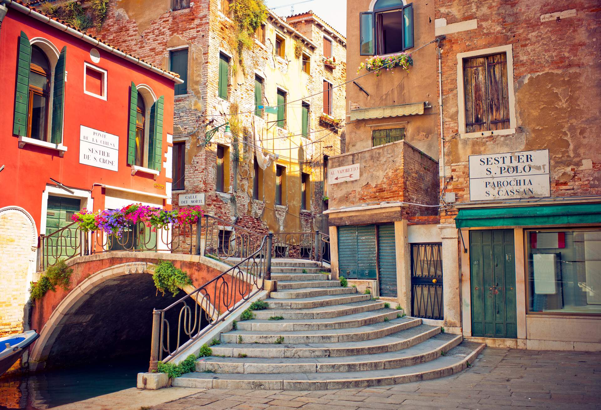 DEST_ITALY_VENICE_Street View_Bridge_GettyImages_506516630