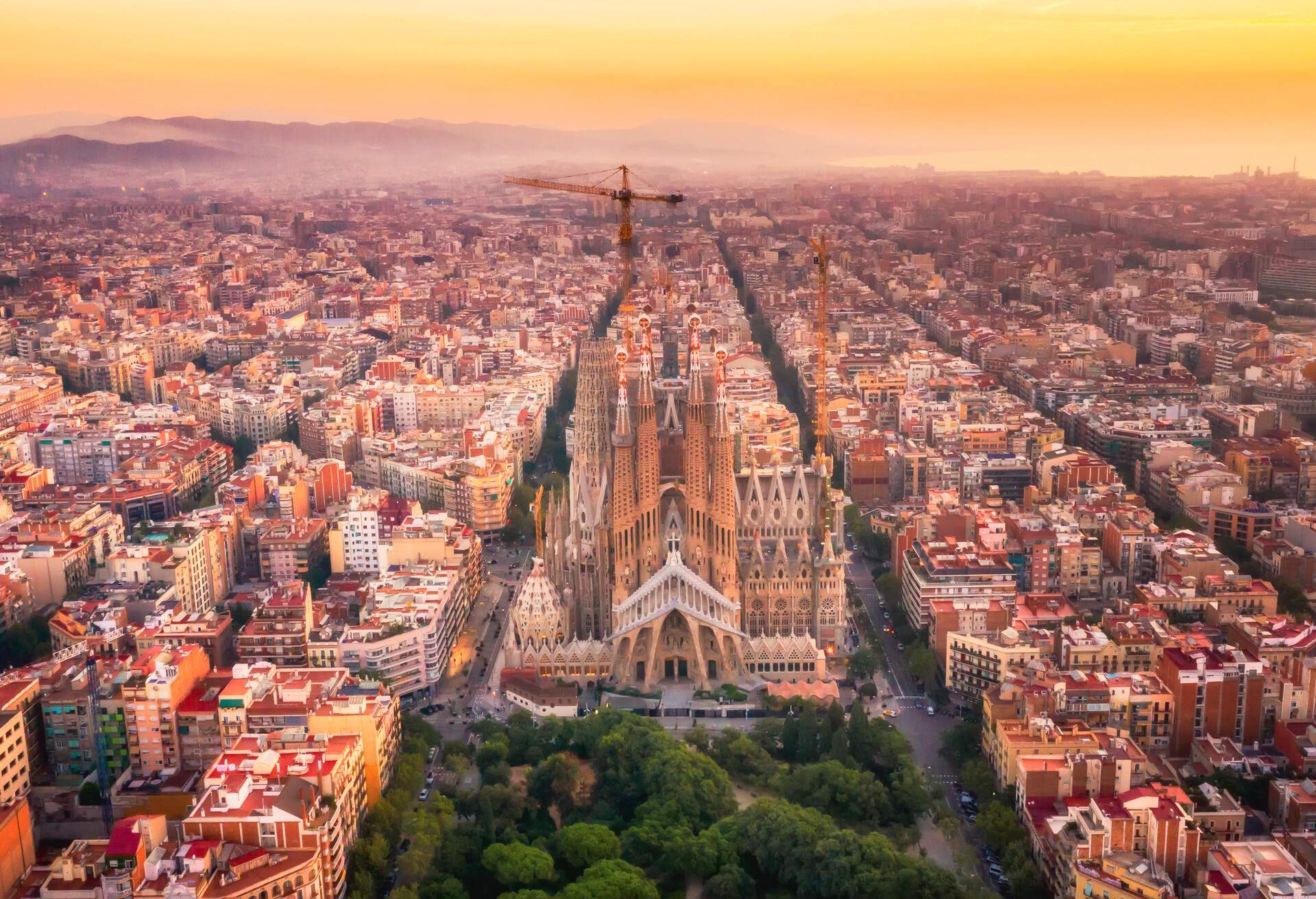 DEST_SPAIN_BARCELONA_SAGRADA_FAMILIA_SKYLINE_GettyImages-1060311174