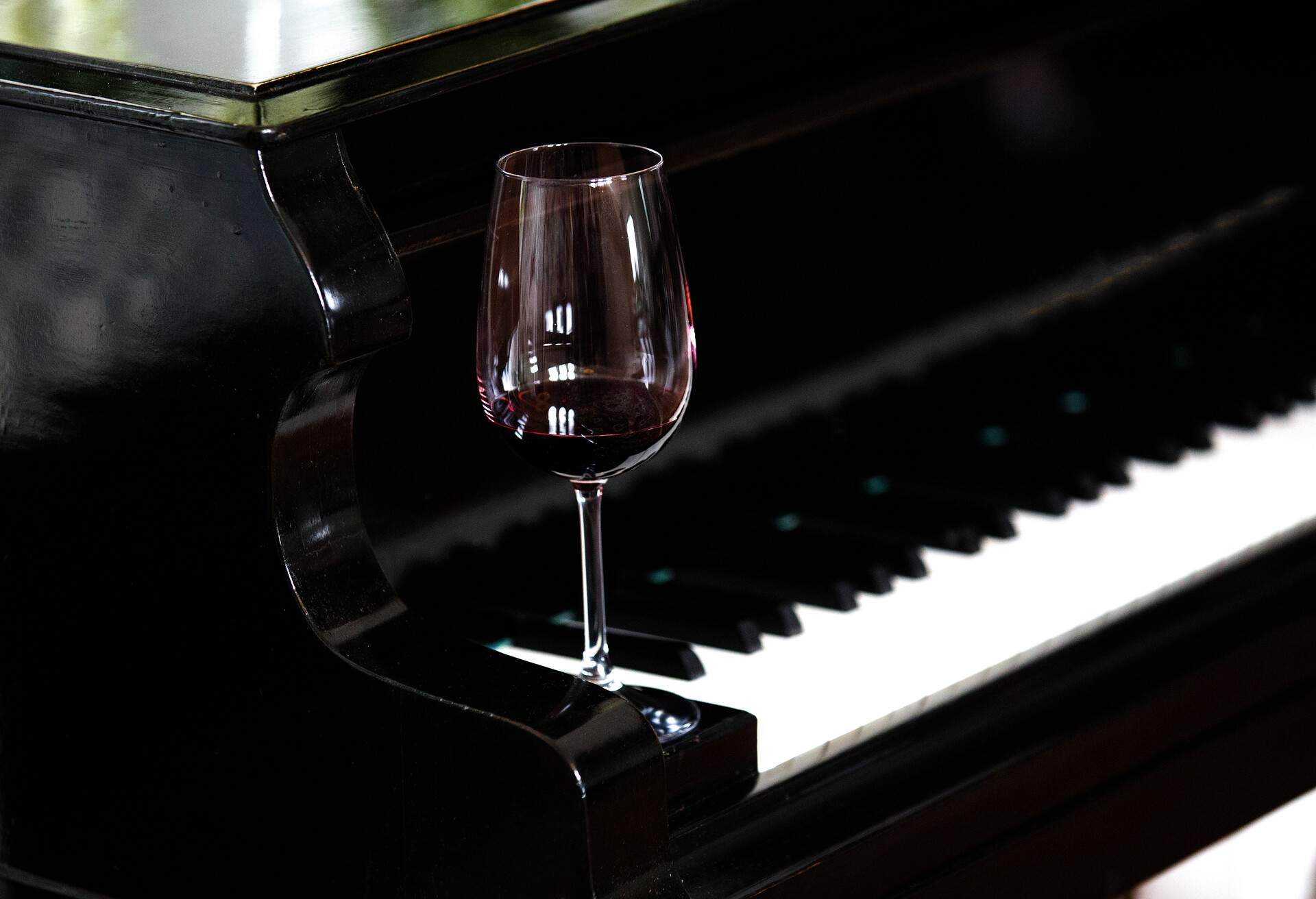 THEME_DRINK_RED_WINE_PIANO_GettyImages-870060824 copy