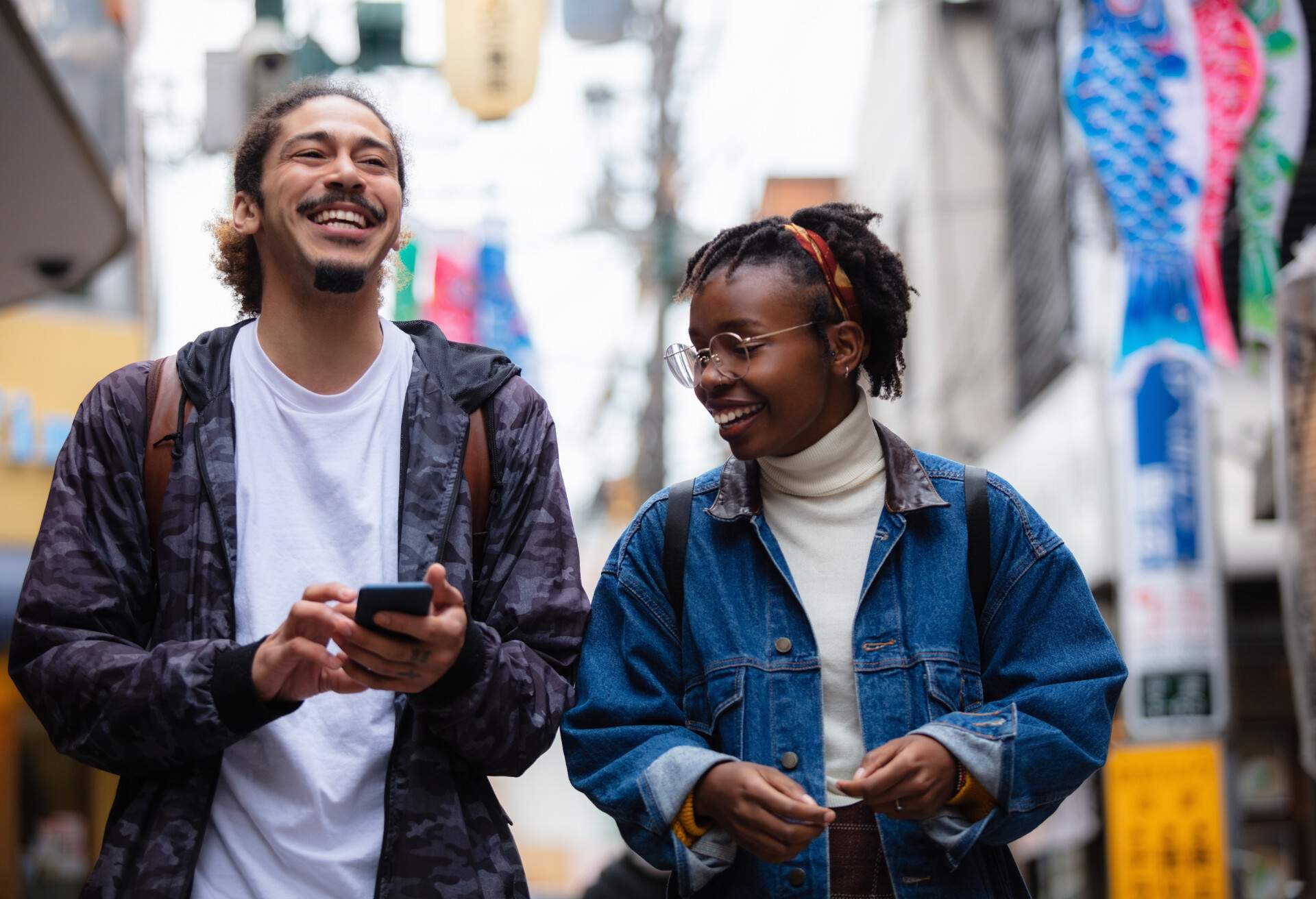 DEST_JAPAN_TOKYO_THEME_ FRIENDS-DEVICE_GettyImages-1303514070