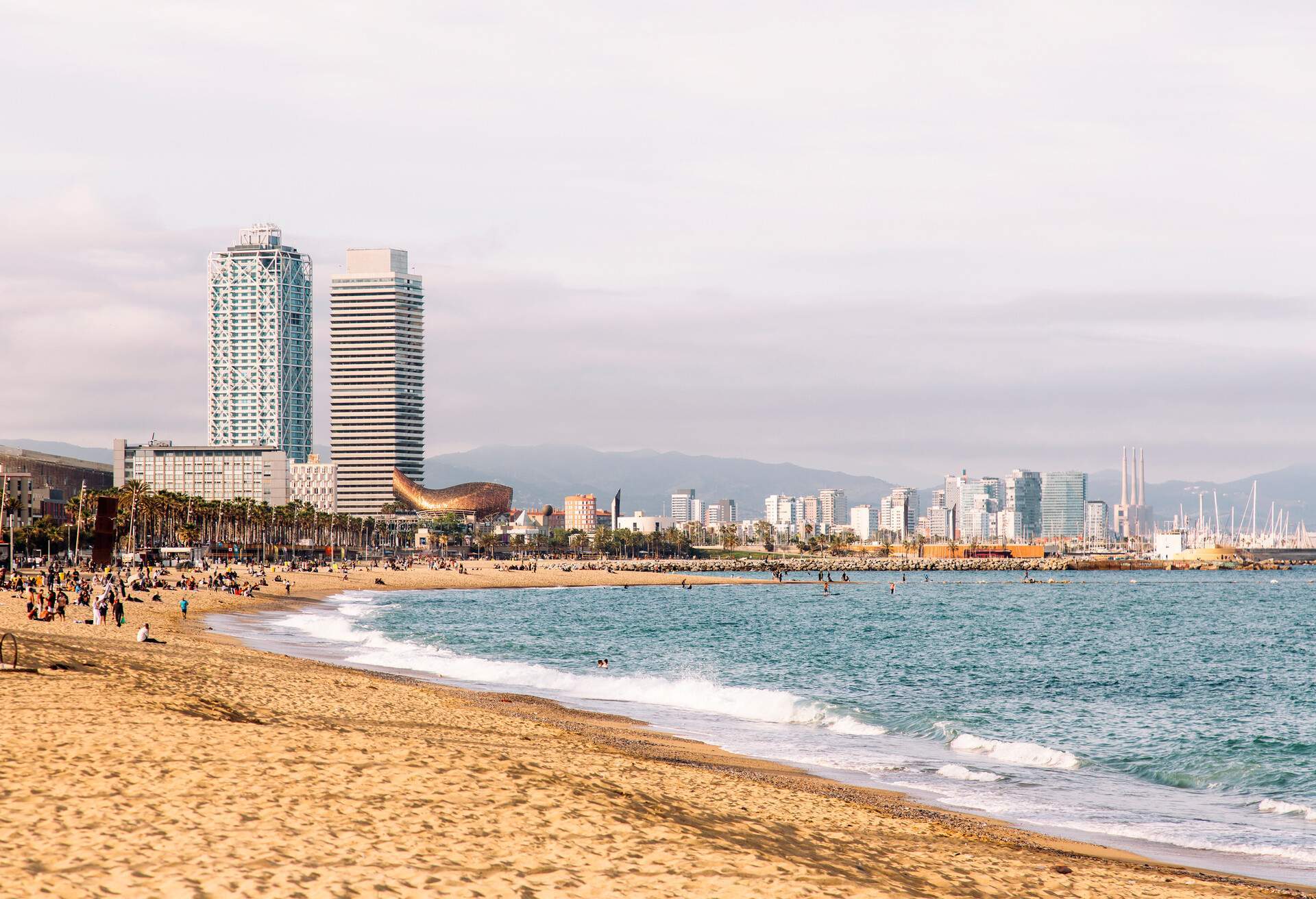 DEST_SPAIN_CATALUNA_BARCELONA_PLAYA-DEL-LA-BARCELONETA_GettyImages-683571942