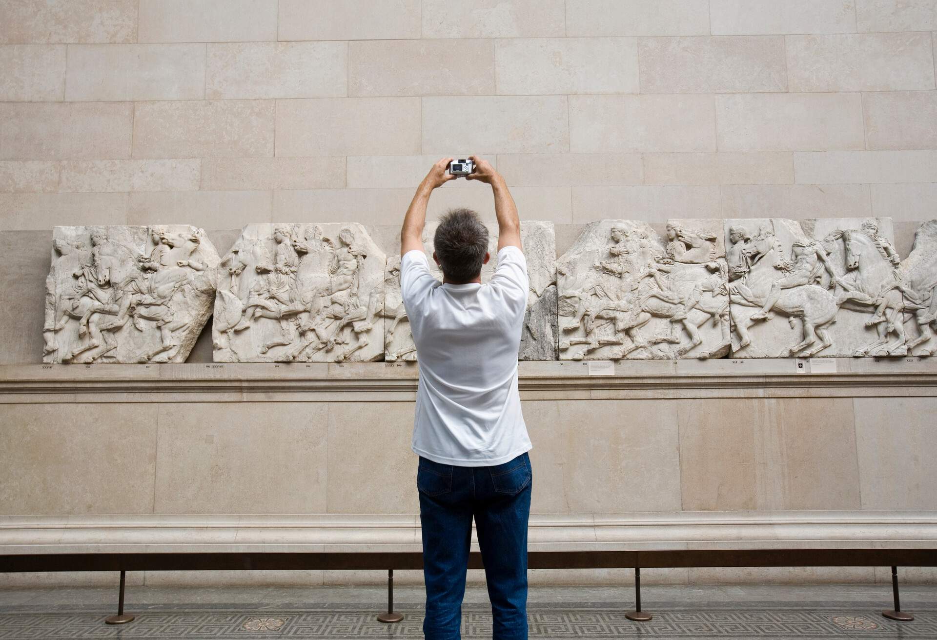 DEST_UK_ENGLAND_LONDON_BRITISH_MUSEUM_MAN_TAKING_PHOTO_OF_CARVING_GettyImages-200522795-001