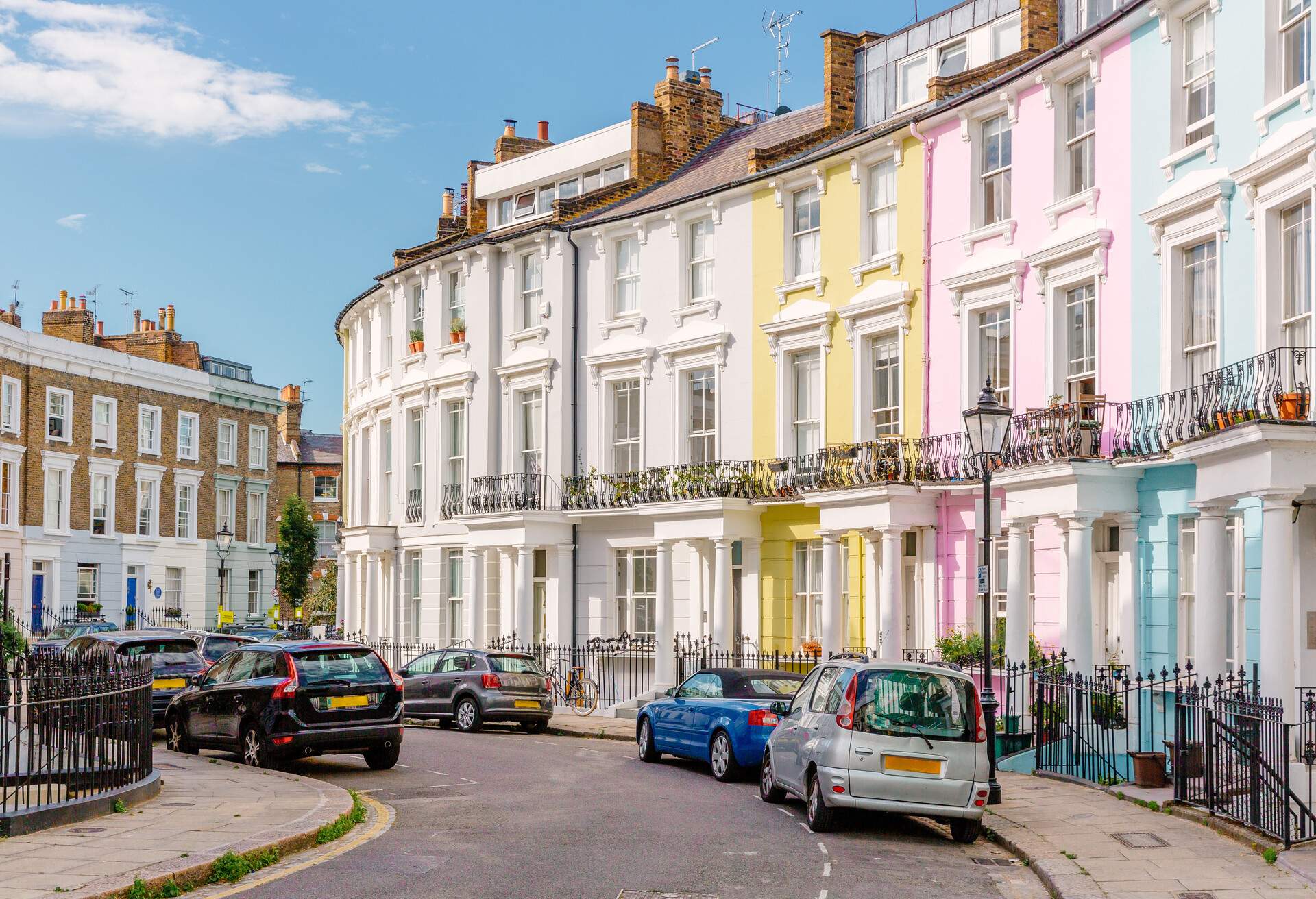 DEST_UK_ENGLAND_LONDON_PRIMROSE_HILL_MULTICOLORED_TOWNHOUSES_STREET_ROAD_GettyImages-1270244906