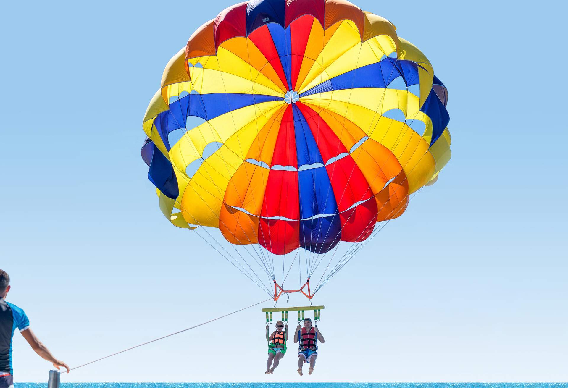 THEME_PEOPLE_COUPLE_PARASAILING_BEACH_OCEAN_GettyImages-1140304052