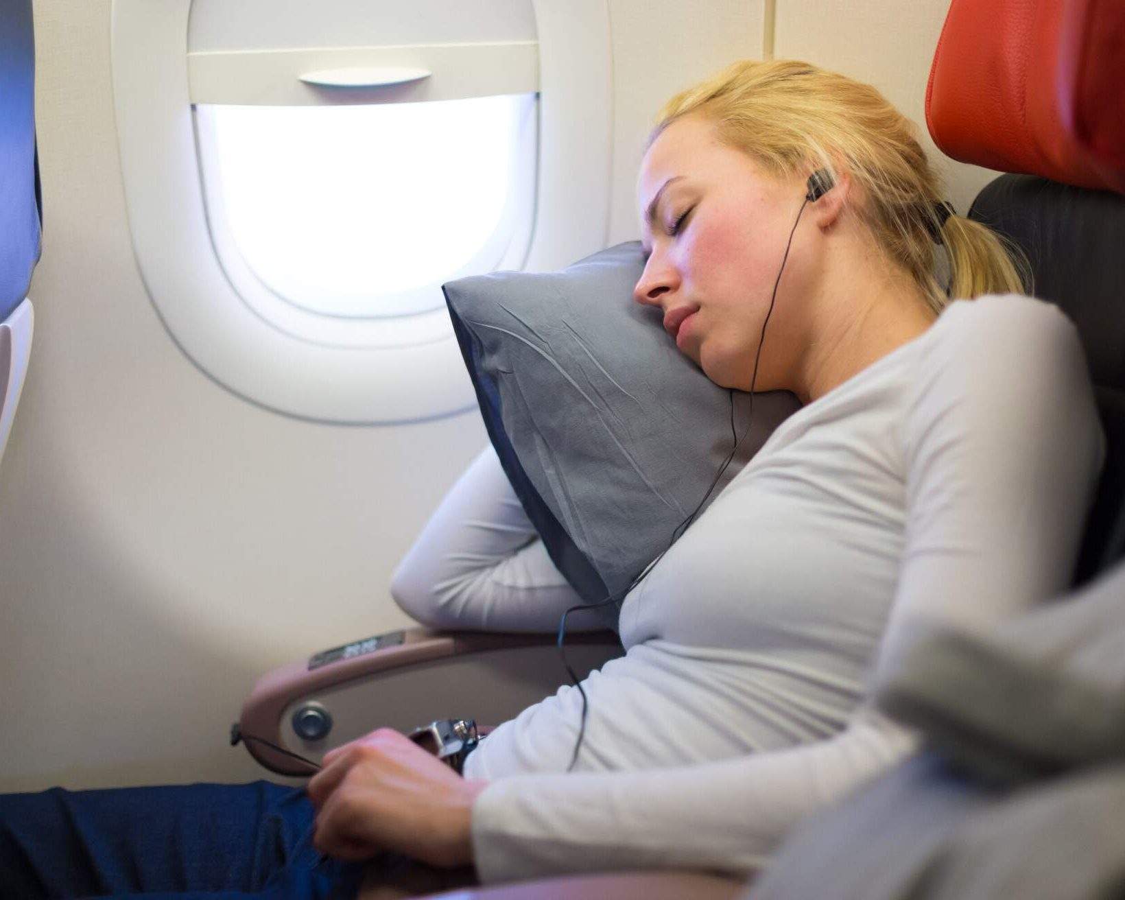 Без чего невозможен полет с полезной нагрузкой. Спящий в самолете человек. Пассажиры в самолете спят. Спящие пассажиры в самолете.