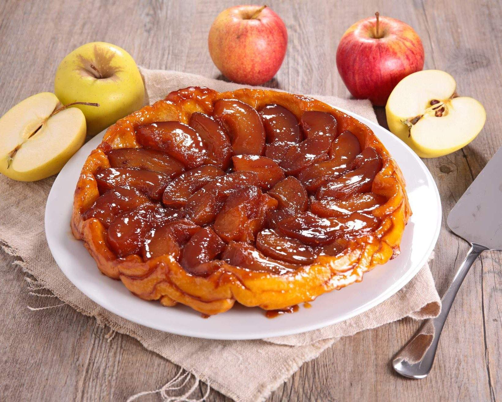 Тарт татен слоеное тесто. Французский тарт татен. Пироги во франции тарт татен. Яблочный тарт татен. Тарт татен на слоеном тесте.
