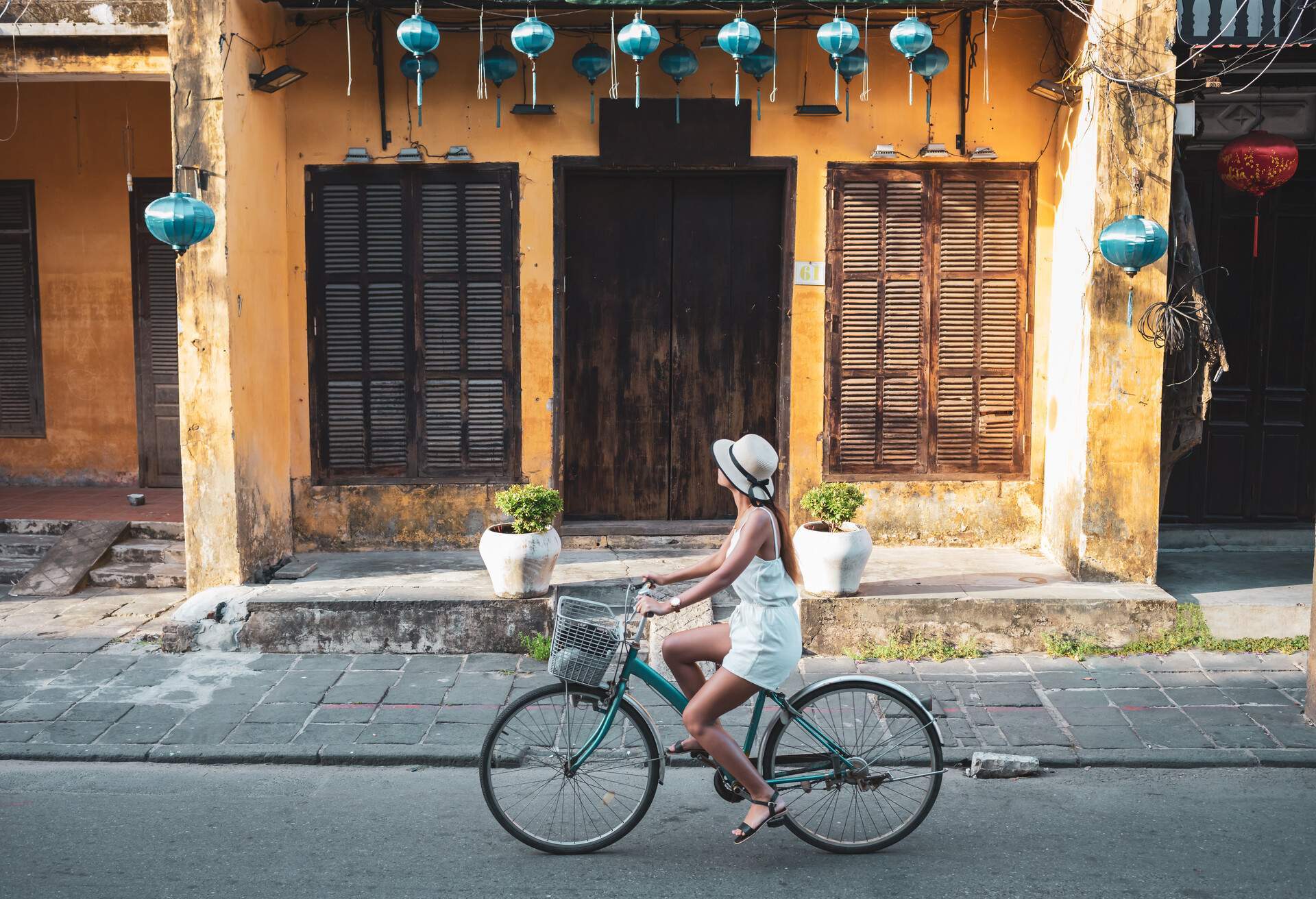 dest_vietnam_hoi-an_bike_gettyimages-1138205584_universal_within-usage-period_90272.jpg