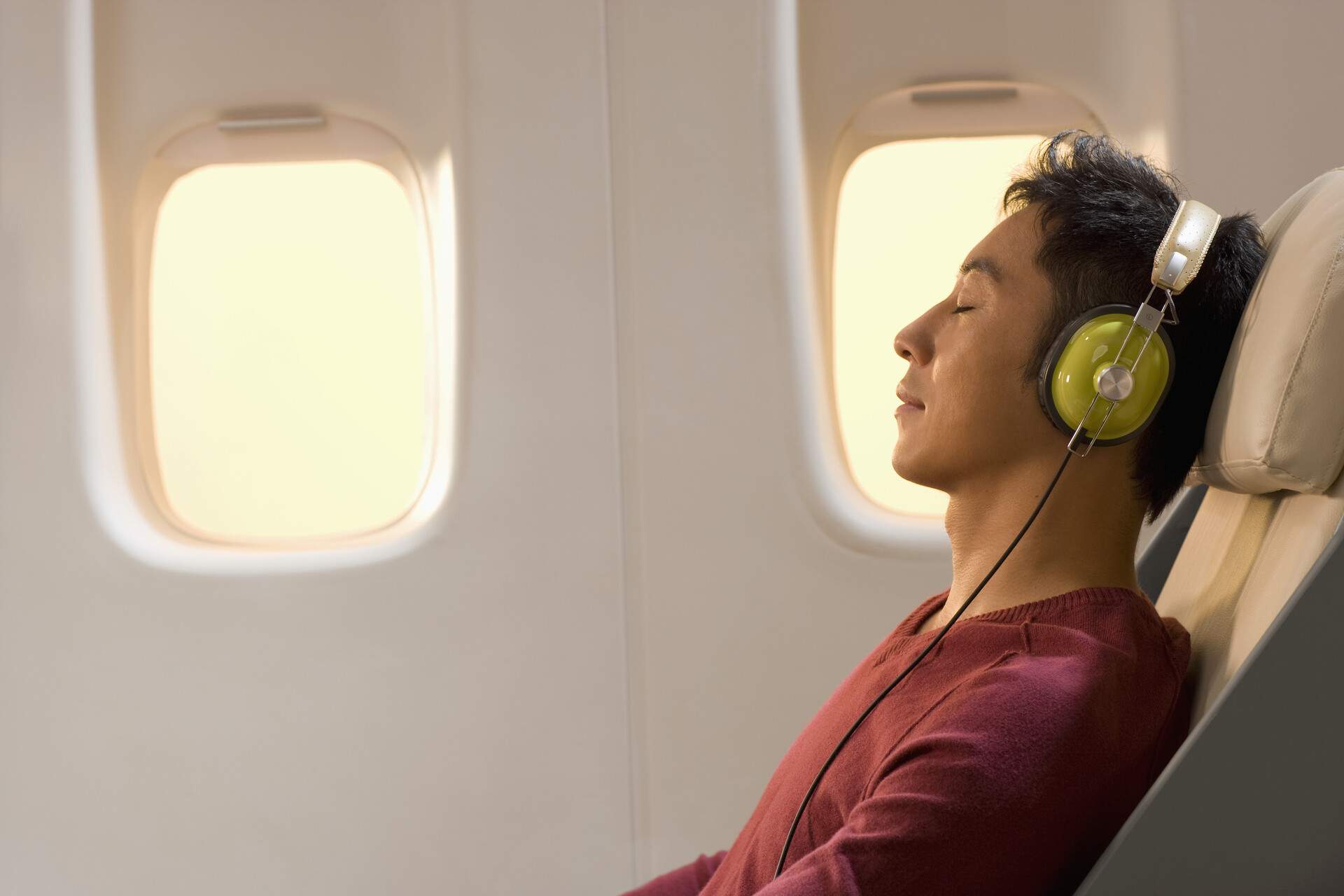 THEME_AIRPLANE_AIRLINE_PERSON_HEADPHONES_INFLIGHT