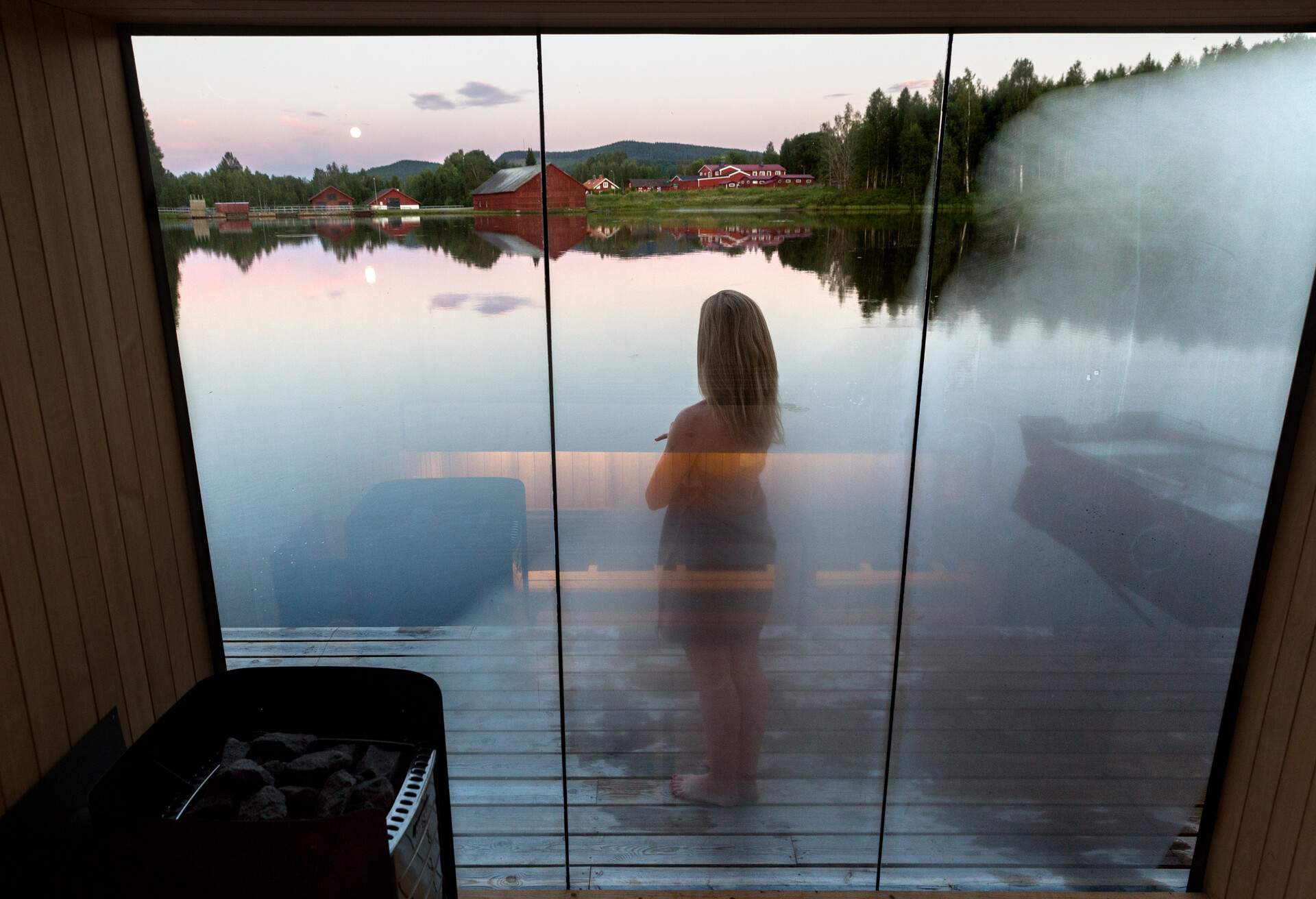 THEME_WELLNESS_SAUNA_FLOATING-SAUNA-ON-LAKE_PEOPLE_WOMAN_GettyImages-926339128