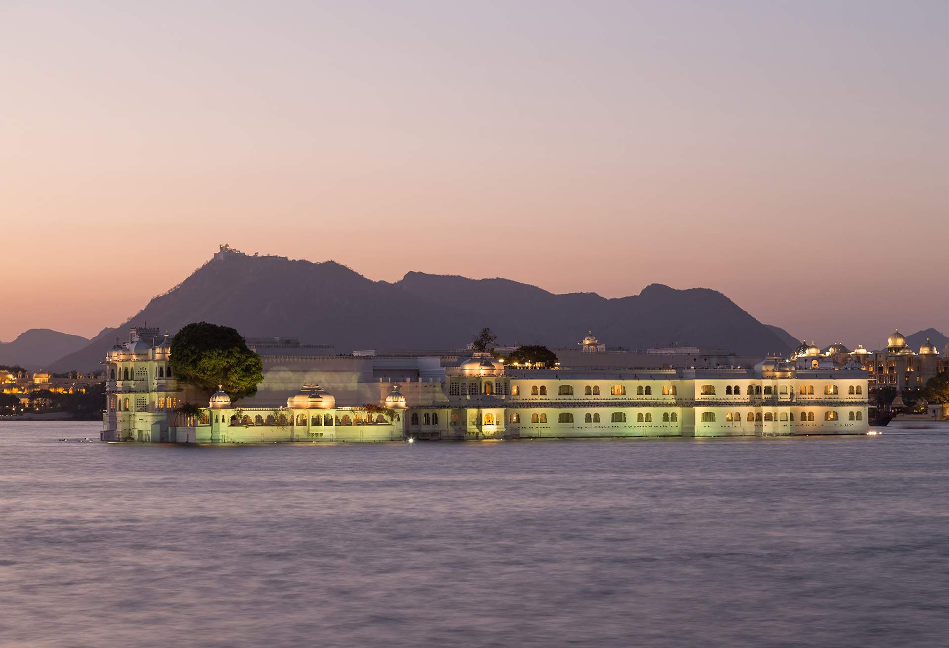 india_udaipur_taj-lake-palace-hotel