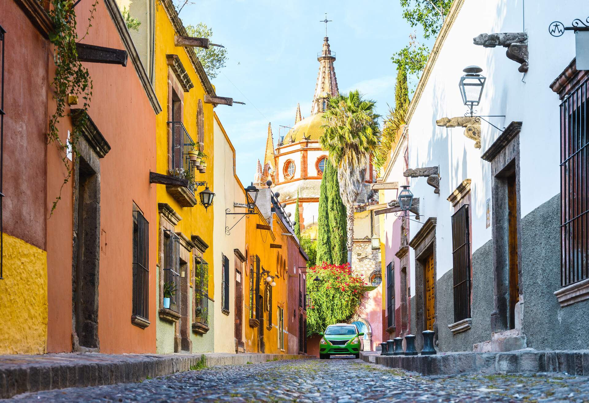 STREET VIEW OF COLOURFUL COLONIAL STREET IN SAN MIGUEL DE ALLENDE, MEXICO