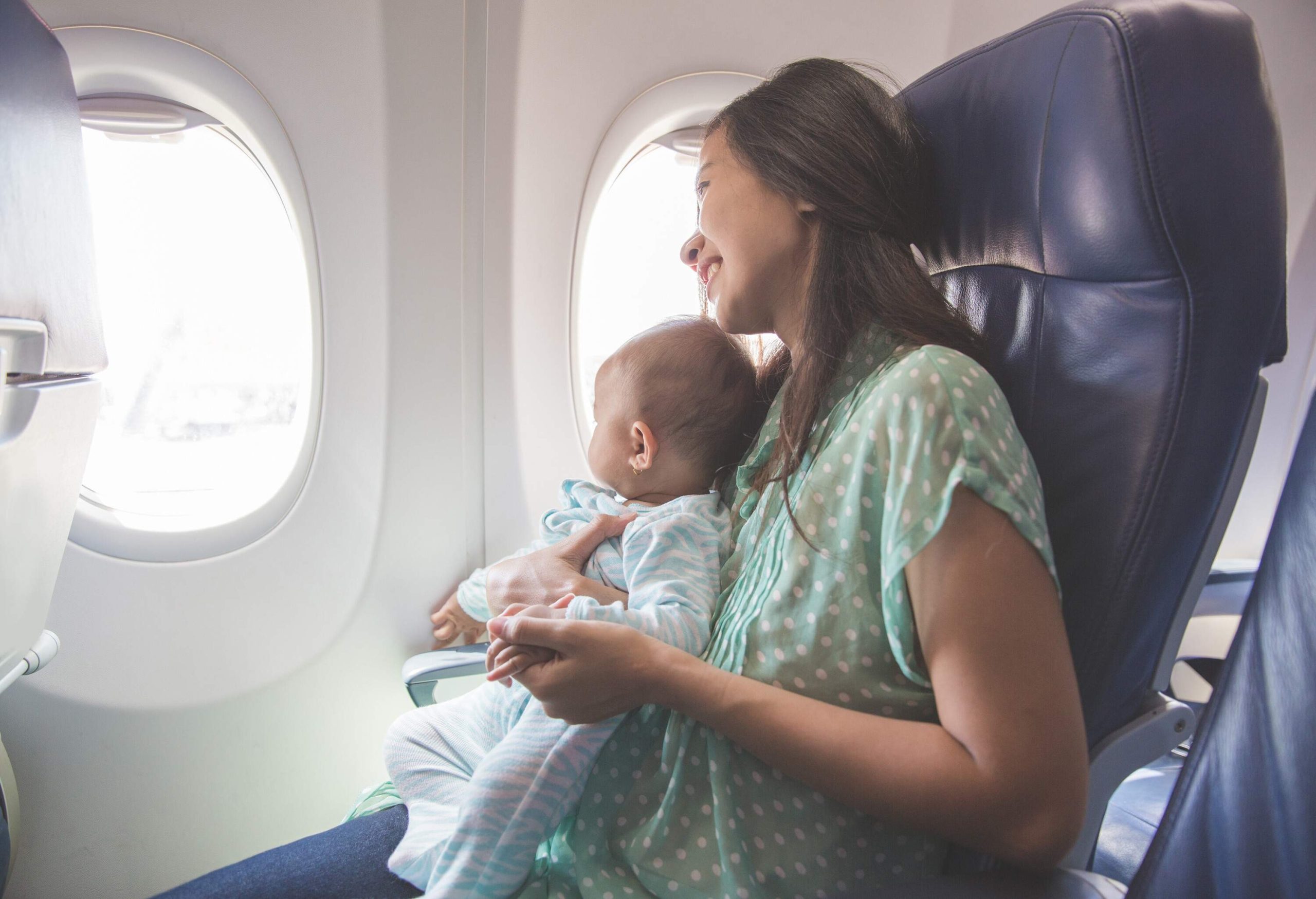 Дети с родителями в самолете. Самолет для детей. Перелет с ребенком. Путешествие на самолете для детей. Мама с ребенком в самолете.