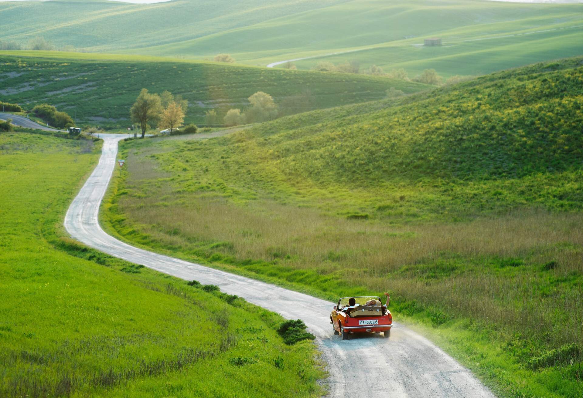 dest_italy_siena_theme_car_driving_travel_roadtrip_people-gettyimages-200449615-001