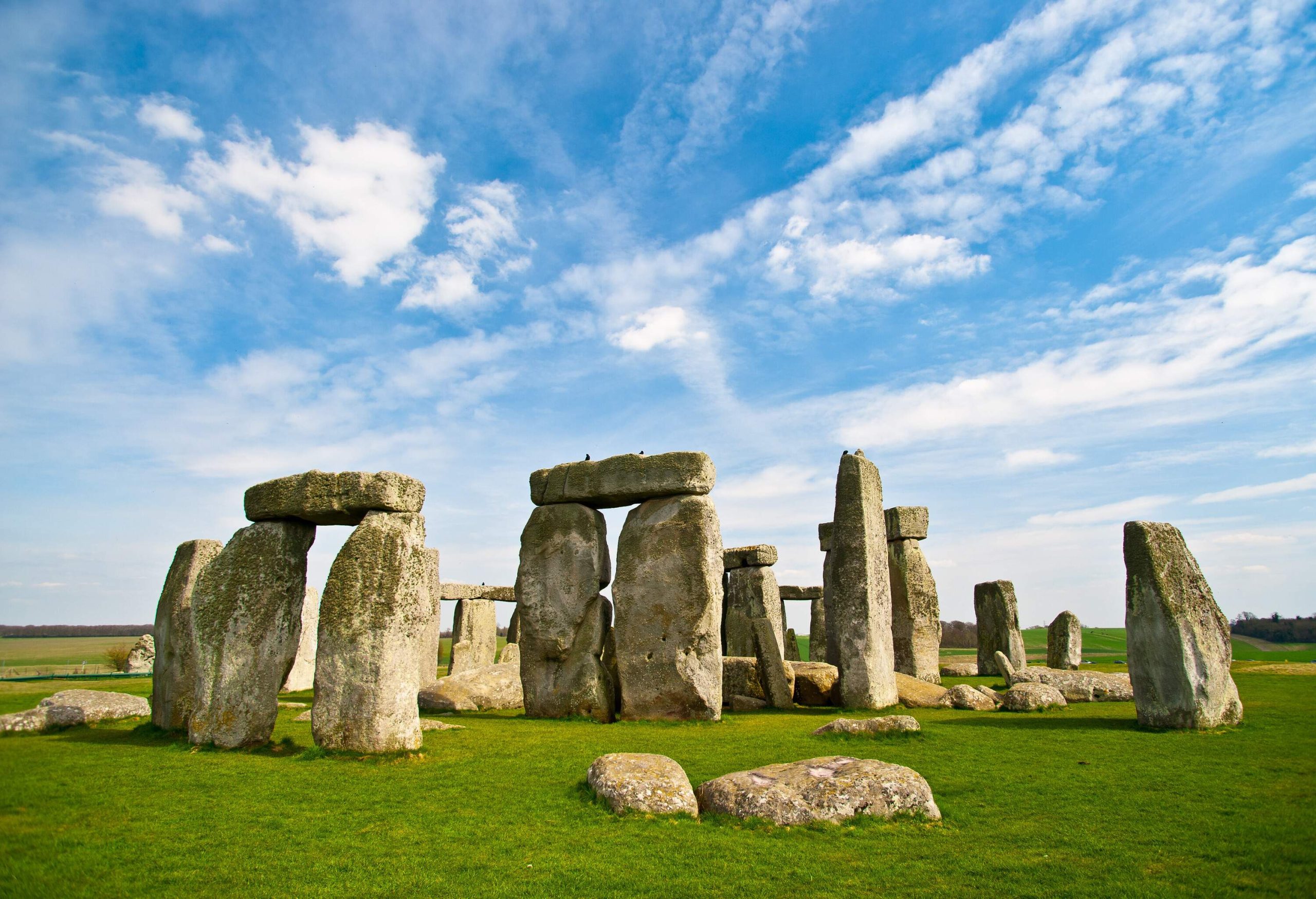 A world-famous prehistoric landmark name Stonehenge in England consists of enormous standing stones topped by connecting horizontal stones.