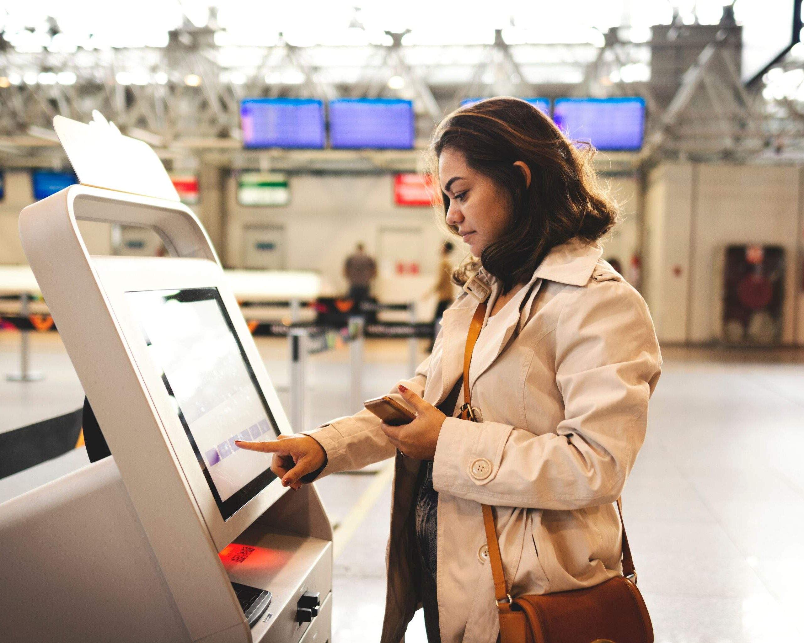 Send a check in. Регистрация в аэропорту. check in в аэропорту. женщина в аэропорту. электронная стойка регистрации в аэропорту.