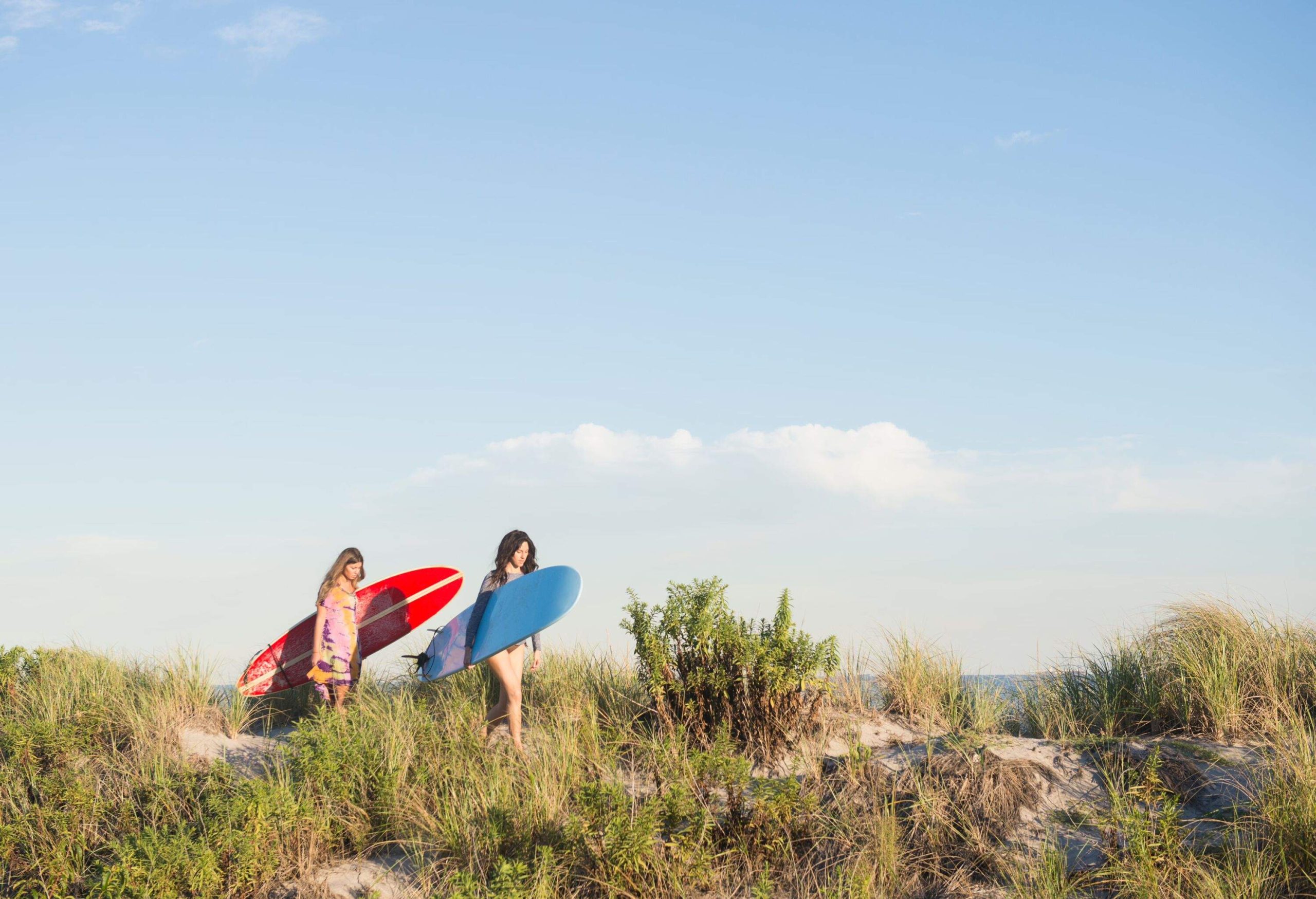 dest_usa_ny_new-york_rockaway-beach_surfers_gettyimages-166273402