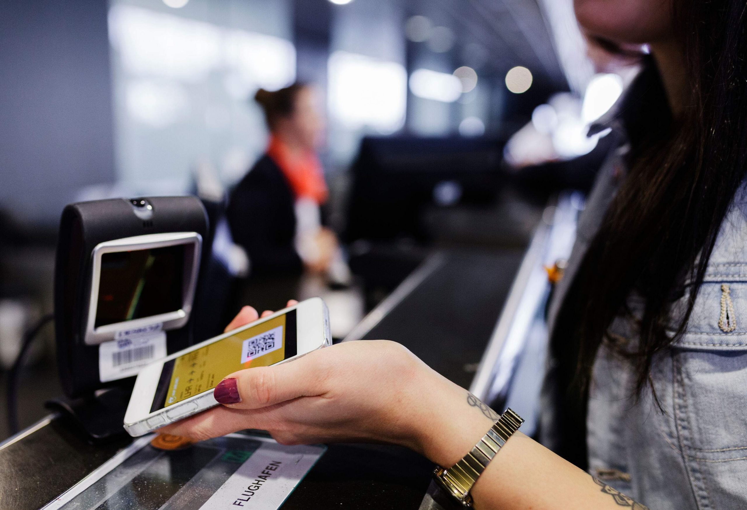 A modern traveller effortlessly checks in for their flight, confidently presenting their mobile boarding pass.