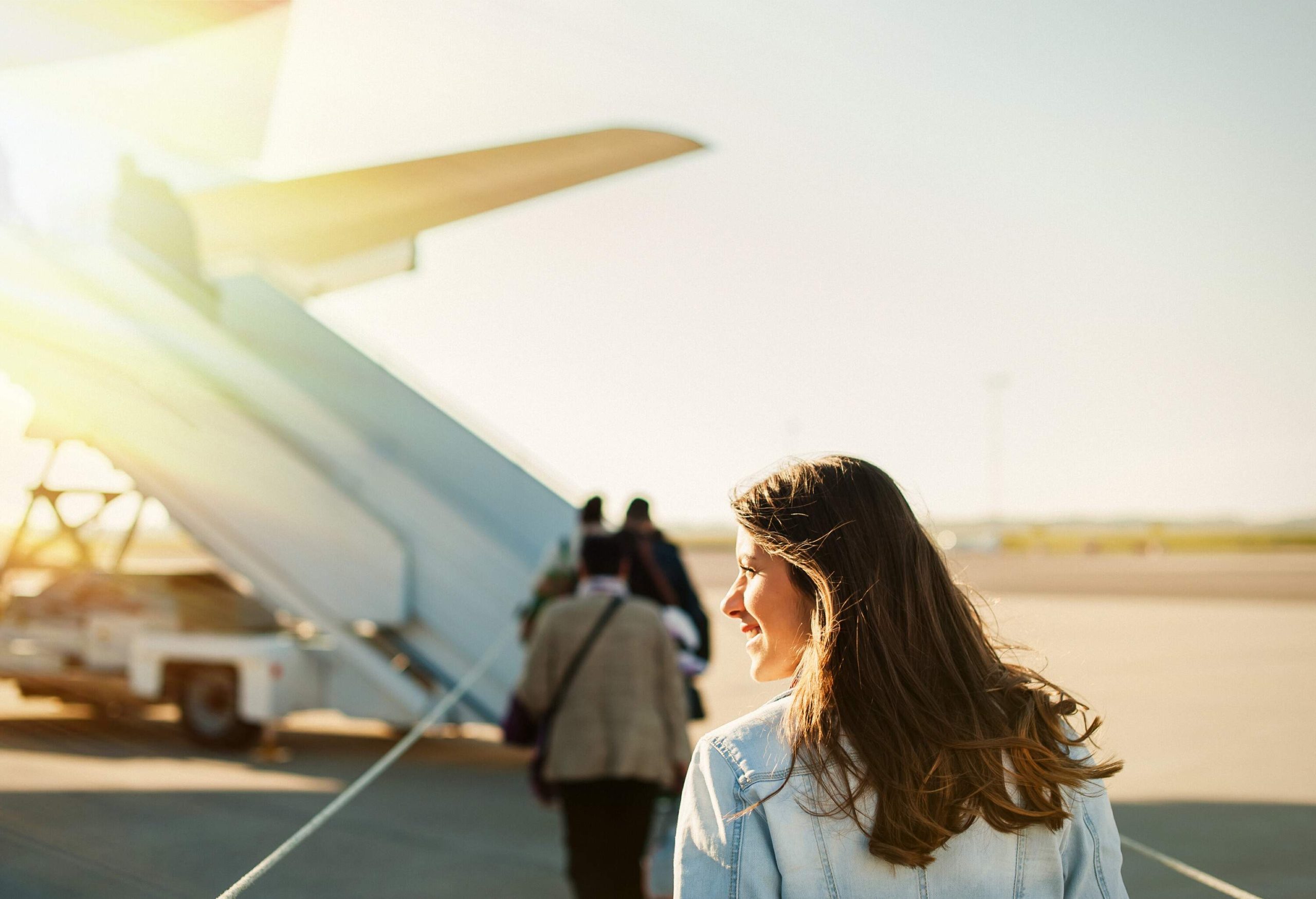 theme_people_woman_airplane_gettyimages-923799162_universal_within-usage-period_91752