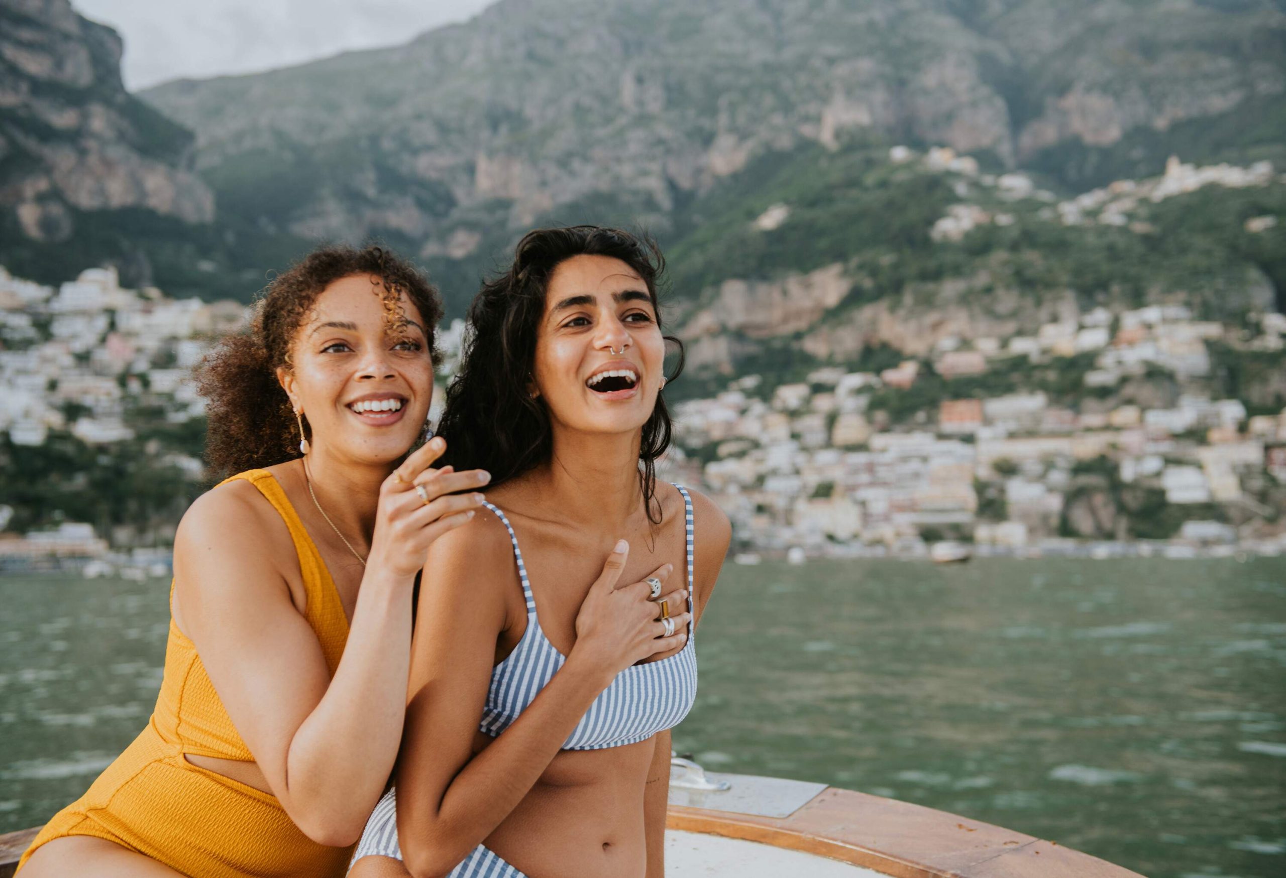 dest_italy_amalfi-coast_positano_friends_lgbtq-couple_boat_gettyimages-1495368454_universal_within-usage-period_100810
