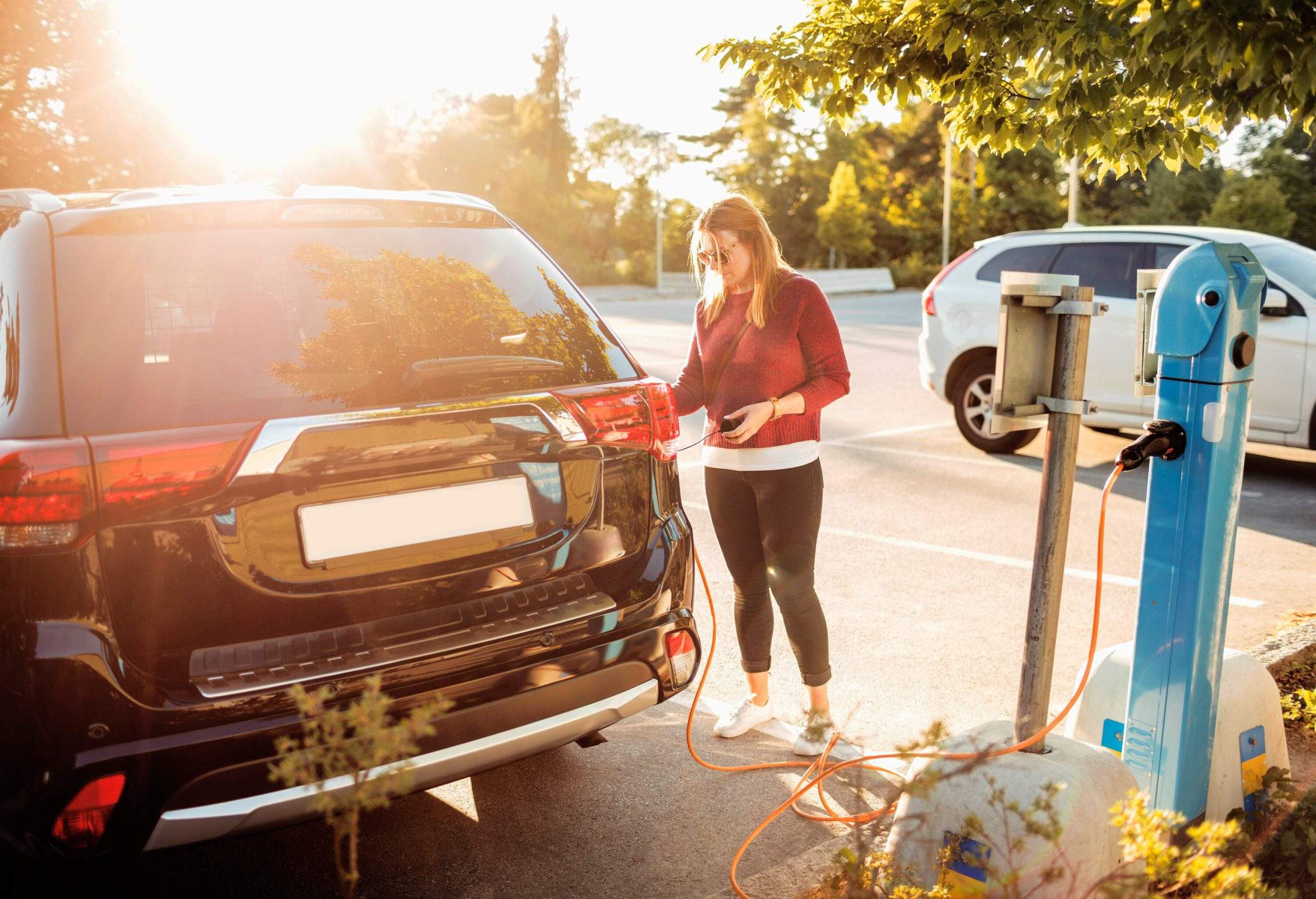 theme_electric_car_road_trip_gettyimages-699095635-scaled