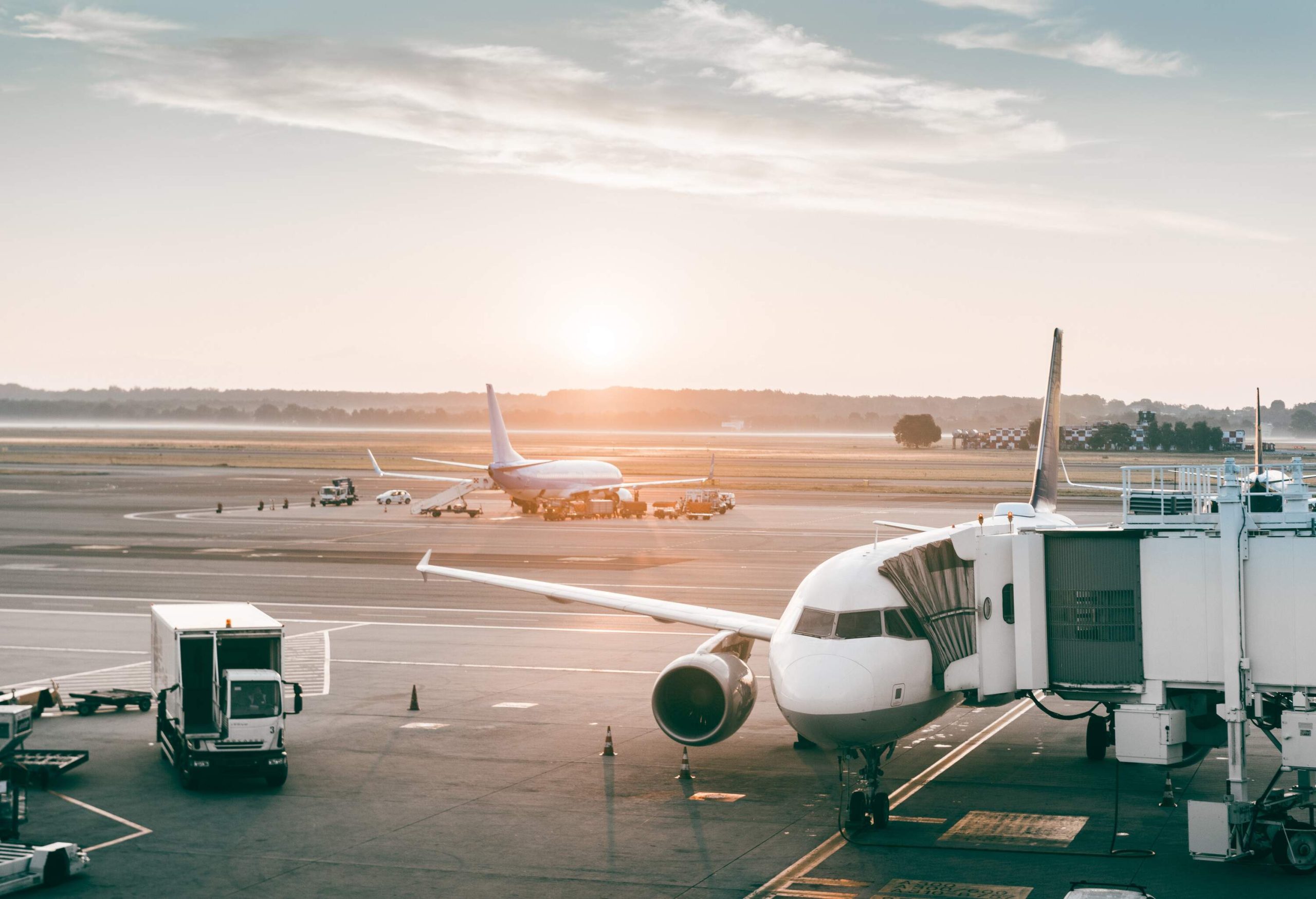 theme_flight_airport_plane_gettyimages-1064491804_universal_within-usage-period_91715