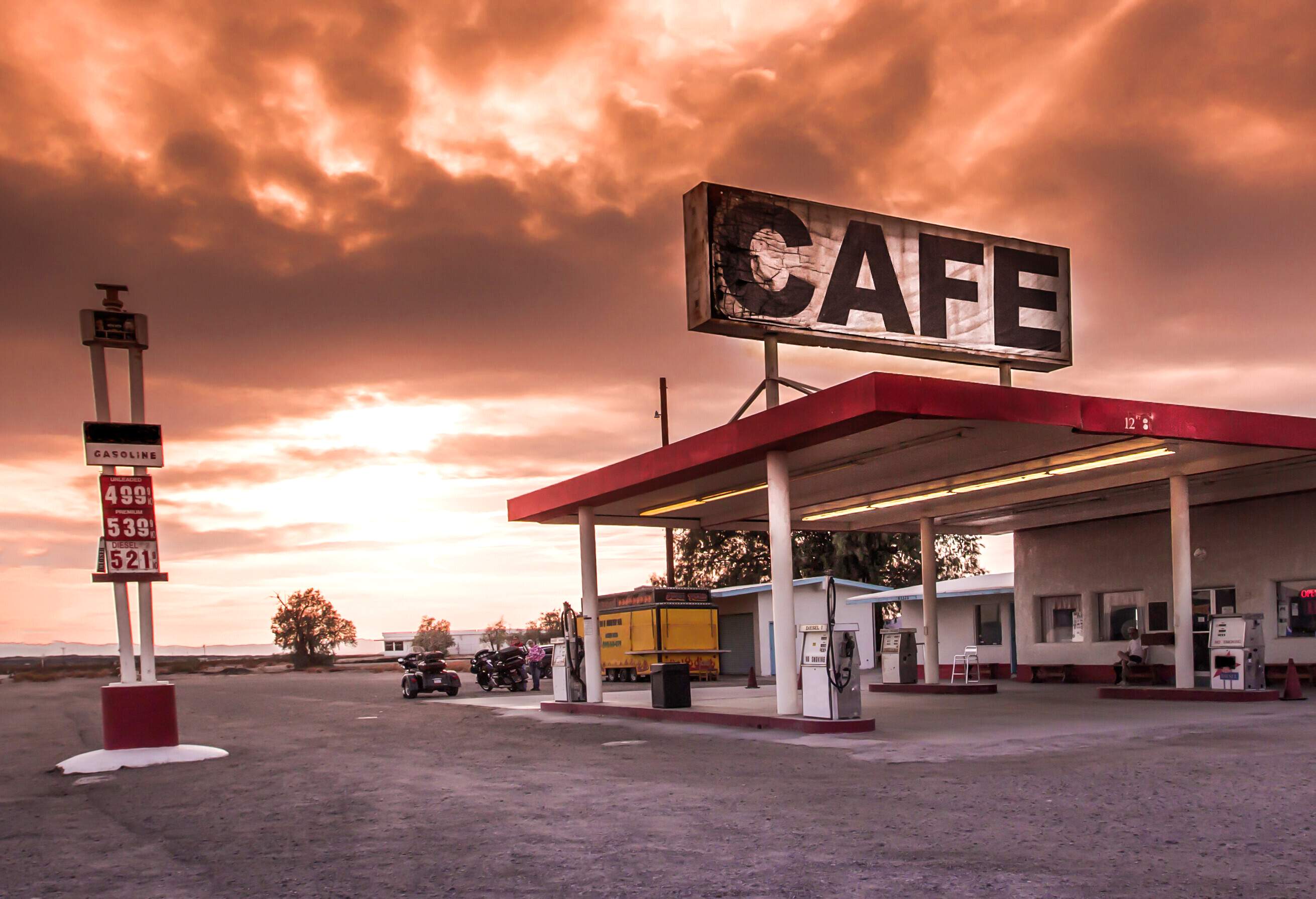 dest_usa_california_route-66_gas-station_and_cafe_gettyimages-489477808_universal_within-usage-period_62695
