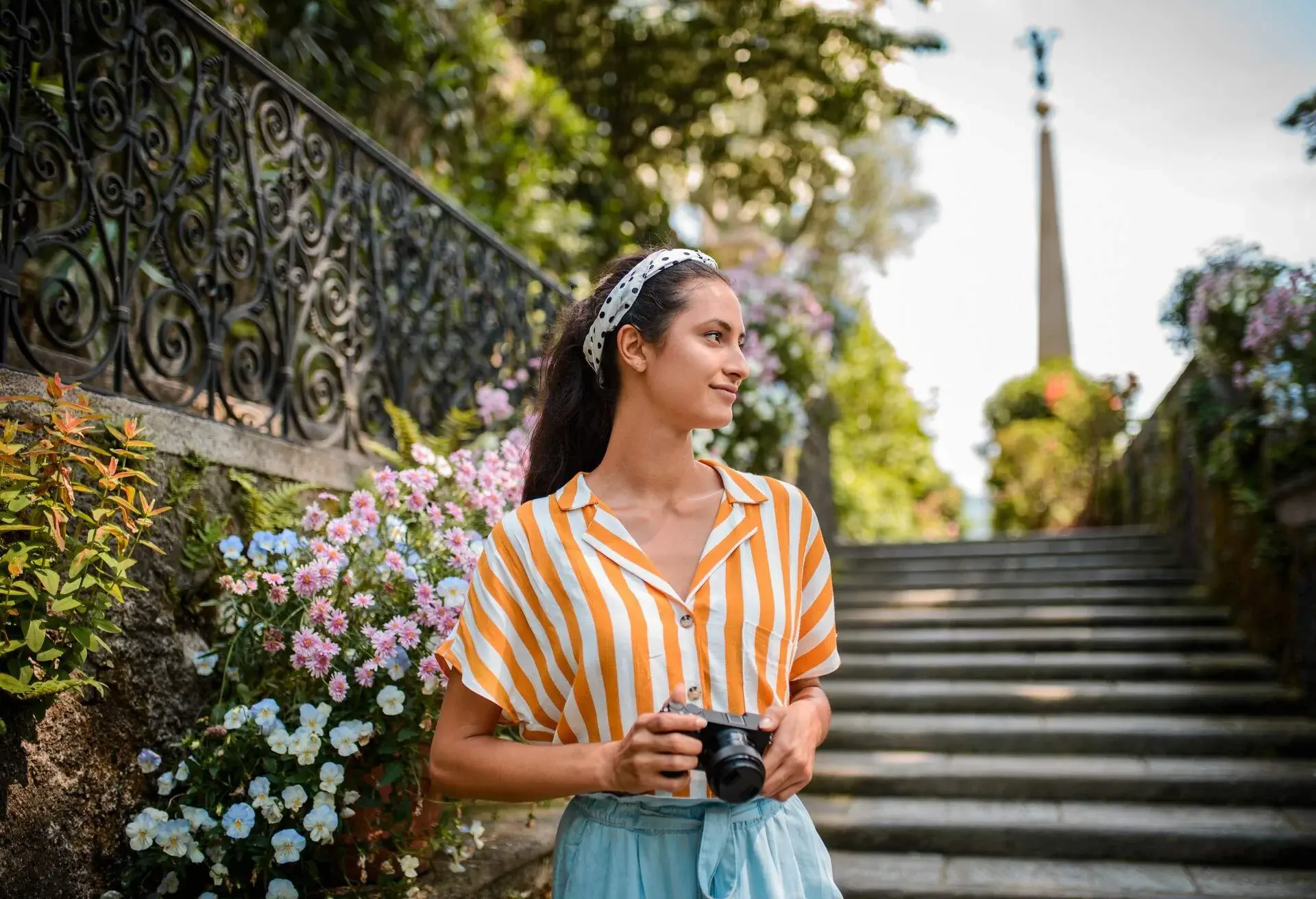 DEST_ITALY_THEME_SPRING_PEOPLE_WOMAN_DEVICE_GettyImages-1039317274.jpg