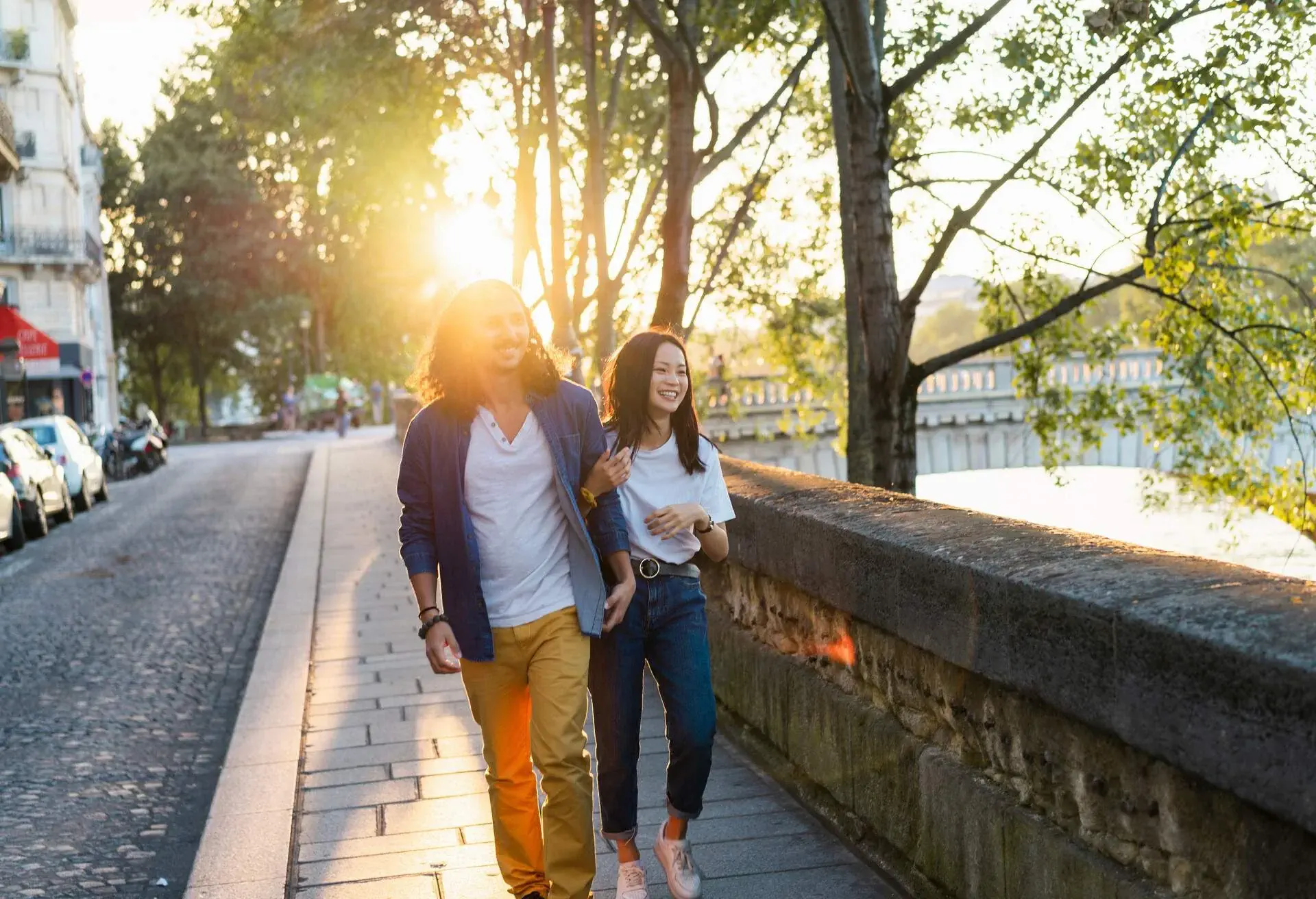 FRANCE_PARIS_PEOPLE_COUPLE_MAN_WOMAN_WALKING_ALONG_SEINE_SUNSET