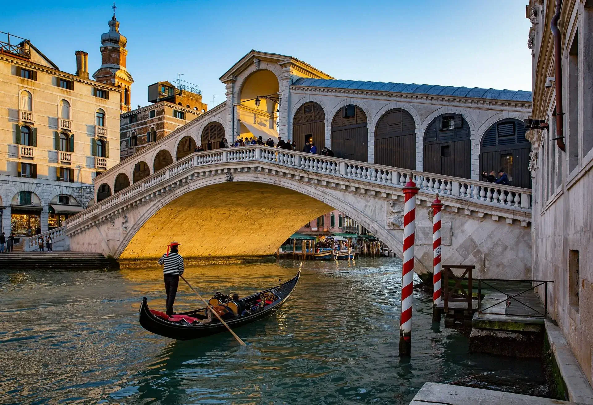 DEST_ITALY_VENICE_GONDOLA_BRIDGE_RIALTO_GettyImages-934871800