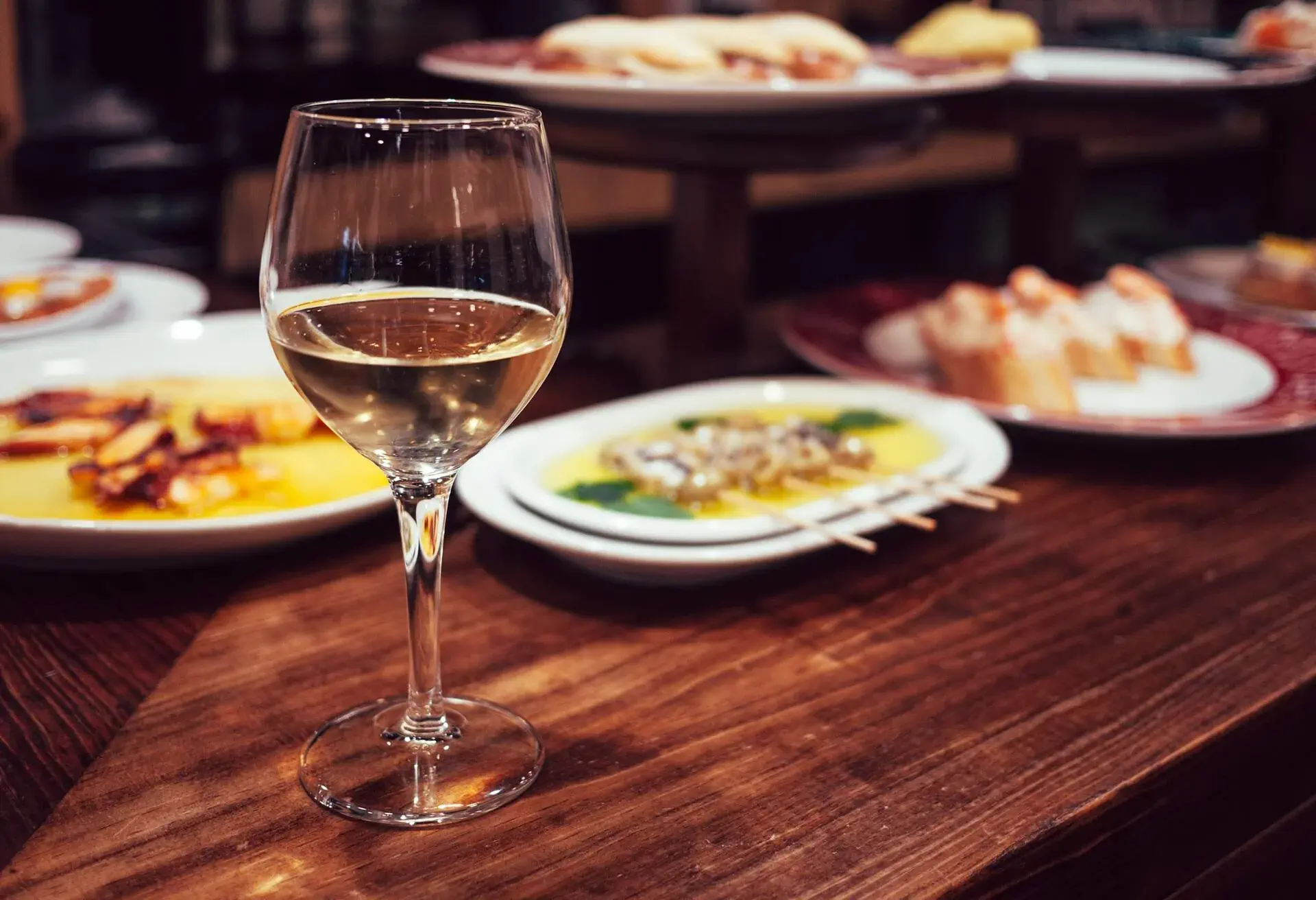THEME_FOOD_SPANISH_TAPAS_PINTXOS_WHITE_WINE_GettyImages-917763870
