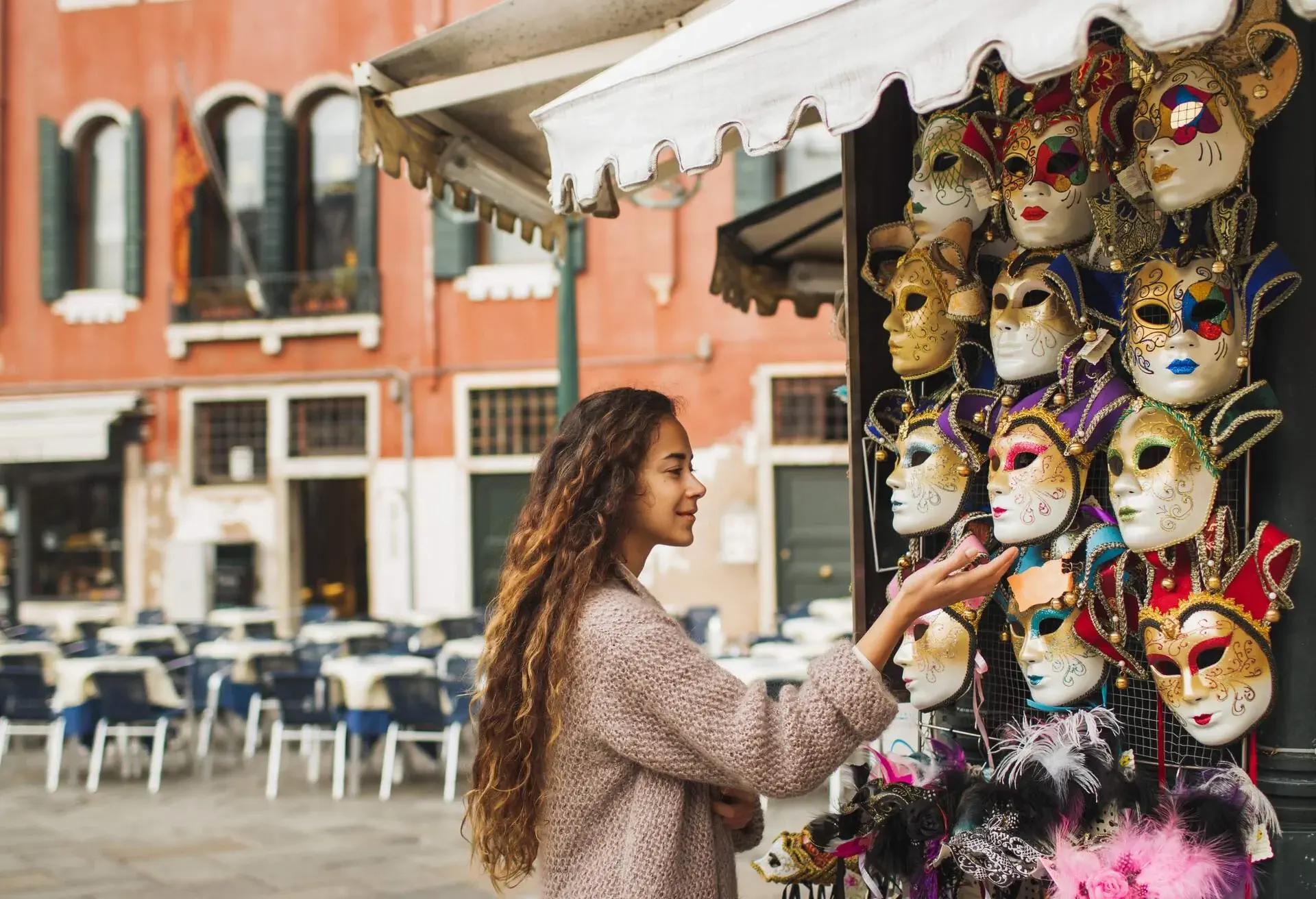 DEST_ITALY_VENICE_THEME_SHOPPING_SOUVENIRS_GettyImages-1296761600